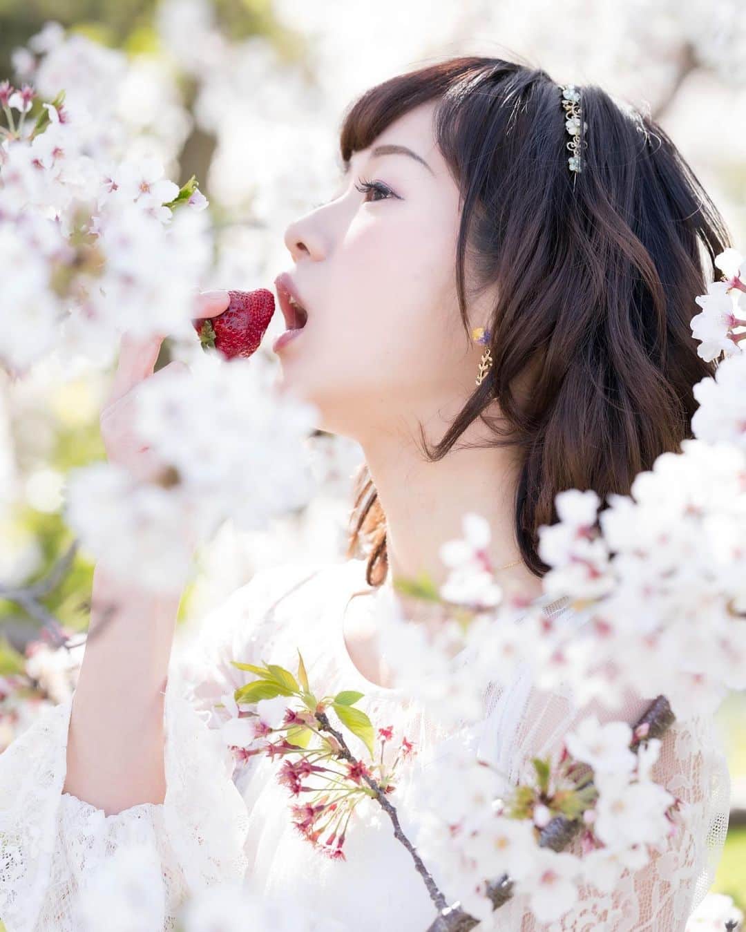 由地成美のインスタグラム：「🌸🌸🌸 ， ， camera▶ @ike3dd   #由地成美   #桜 #桜ポトレ #福岡 #ポートレート #ポートレートモデル #被写体 #モデル #撮影会  #福岡撮影会 #ポトレ #撮影モデル #写真撮ってる人と繋がりたい #写真好きな人と繋がりたい #japan #girl #cute #sexy  #beauty #model #love #photo #follow #dress #cherryblossom #strawberry」