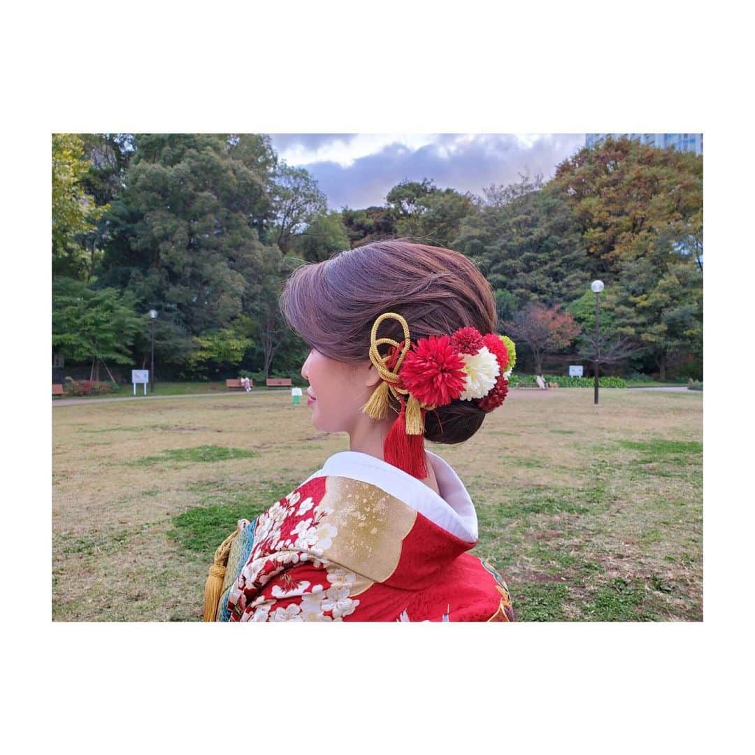 Dcolorのインスタグラム：「wedding photo💗  ブライダル撮影のヘアメイクをさせていただきました  当店でヘアメイクをしてから タクシーで撮影現場へ行きました  色打掛に着替えてお外で撮影を♪  お着替えしてからは 飼っていらっしゃるワンちゃん4匹も合流して皆んなで集合写真もとりました💗💗 楽しそうなほのぼの写真がたくさん撮れました  10年以上通ってくれているお客様 とっても綺麗な花嫁さんです （お顔が見せられず残念です💦）  披露宴も延期が多いですが ご結婚のお写真だけでも先に撮っておくのもオススメです⭐︎  ディーカラー ブライダルメイク　20000円（税別）  出張ブライダルメイクはこちら ↓ https://www.d-color.com/bridal.html  担当スタイリスト→佐藤スン  東京都港区麻布十番2-19-8 TEL 03-3798-2323 公休⇨火曜 /  金曜 平日 土曜  11:00〜21:00 日曜 祝日  11:00〜19:00  #出張ヘアメイク #出張ブライダル #ヘアメイク #ウェディングヘア #ウェディングフォト #着物ヘア」