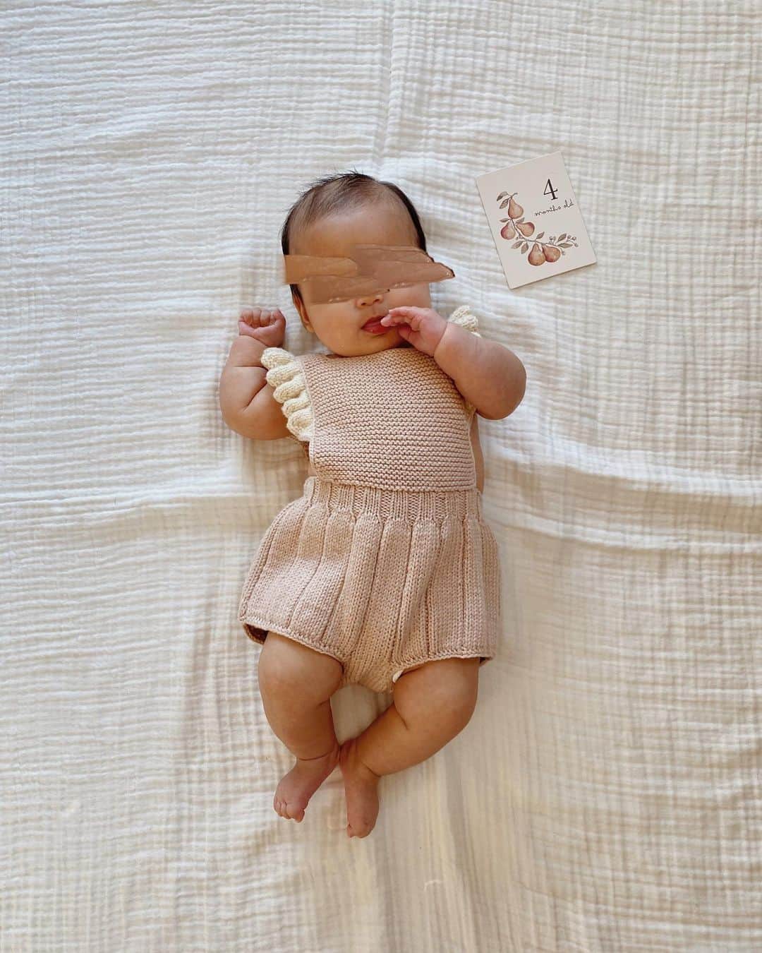 目見田早弥子のインスタグラム：「☁️ どれ載せるか迷って日にち少し経っちゃった💭 ９日で４ヶ月になりました♡ ４ヶ月入る前くらいから１日中ずーっと 手をはむはむするようになって ミトンがいつもびっしょり😂 (３ヶ月の時も言ってたけど、さらに！) ４ヶ月の月齢フォトもほとんどが両手がお口に入ってて.. でもこれはこれで可愛い❕ 大きくなった時に見返して 「この時手食べてたよなぁ懐かしいなぁ」って 懐かしむところまで想像しました。（笑） あと、🍼に私がくっついてることに気が付いたみたいで 授乳中私の顔を凝視しまくって🍼飲んでくれない😂 でもまたその顔が可愛くて「こら〜」って言いながら 私もニヤニヤ笑ってしまいます。 相変わらずニコニコで、 少し遠くも見えるようになってきたみたい🌼 声出して笑うのが本当に可愛いです♡ ⠀ 来月から離乳食スタートかな？ アカチャンホンポで離乳食の売り場をちらっと見てみたけど 長女の頃..と言っても2〜3年前にはなかったような 便利な商品が増えてて 驚き&ワクワク&企業さんありがとうの気持ち🙏🏻（笑） ミルクも長女が卒乳するあたりに 缶のものが出てきてびっくりしてたけど 今は紙パックのミルクも出てて、 しかもそれに乳首付けられるやつまであって なんて便利なんだろうと感動して 外出時どうしても授乳できない時用に買いました😂🤍 ⠀ 追記 あと！髪がすごく抜けてきました！次女も私も🤣 次女は生まれたてとか長女よりフサフサしてたけど 今はかなり薄くなってきてます☁️ あと肌が日に日に白くなってきてて ほんとにおもちみたい、可愛いです☺️🤍 うつ伏せにした時にだいぶ頭が持ち上がるように◎ 仰向けの状態から少し横を向いて 頭を後ろにぐいっとして 寝返りの初歩みたいなこともやってます👶🏻」