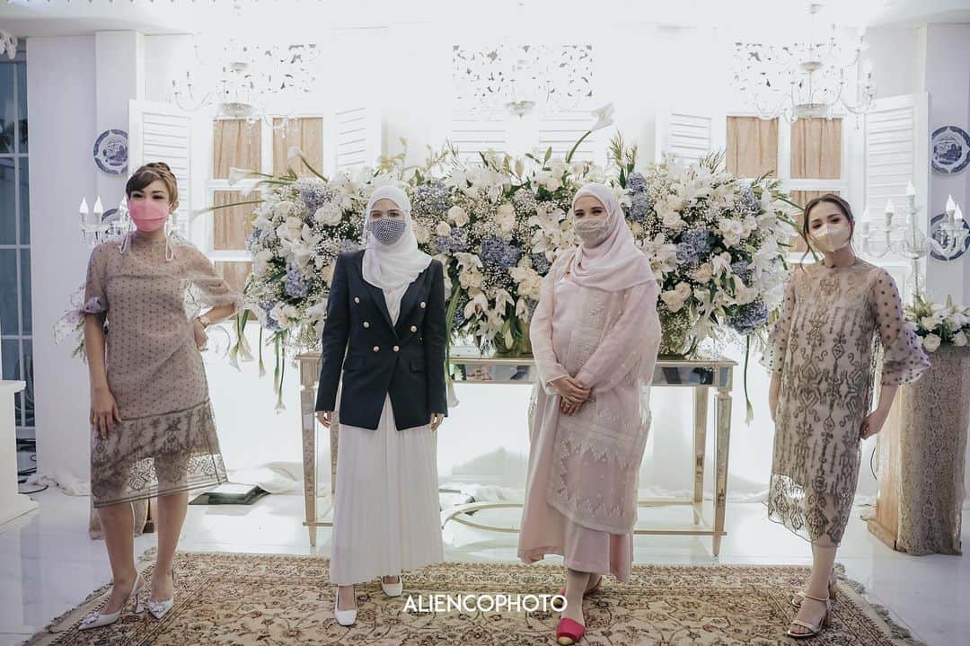 Zaskia Sungkarのインスタグラム：「Terimakasih untuk sahabat ku Ibu walikota terpilih Banjar baru Kalsel , Alhamdulillah kemarin kita melakukan penggalangan dana untuk bencana Alam yang terjadi di beberapa titik di Indonesia bersama @rans.entertainment @kitabisacom , dan insyaAllah ada sedikit yg kami titipkan kepada ibu walikota terpilih untuk bisa langsung didistribusikan 🤗 teman2 yang masih mau ikutan donasi bisa scan barcode di tayangan rans et kemarin ya , atau cek story ku」