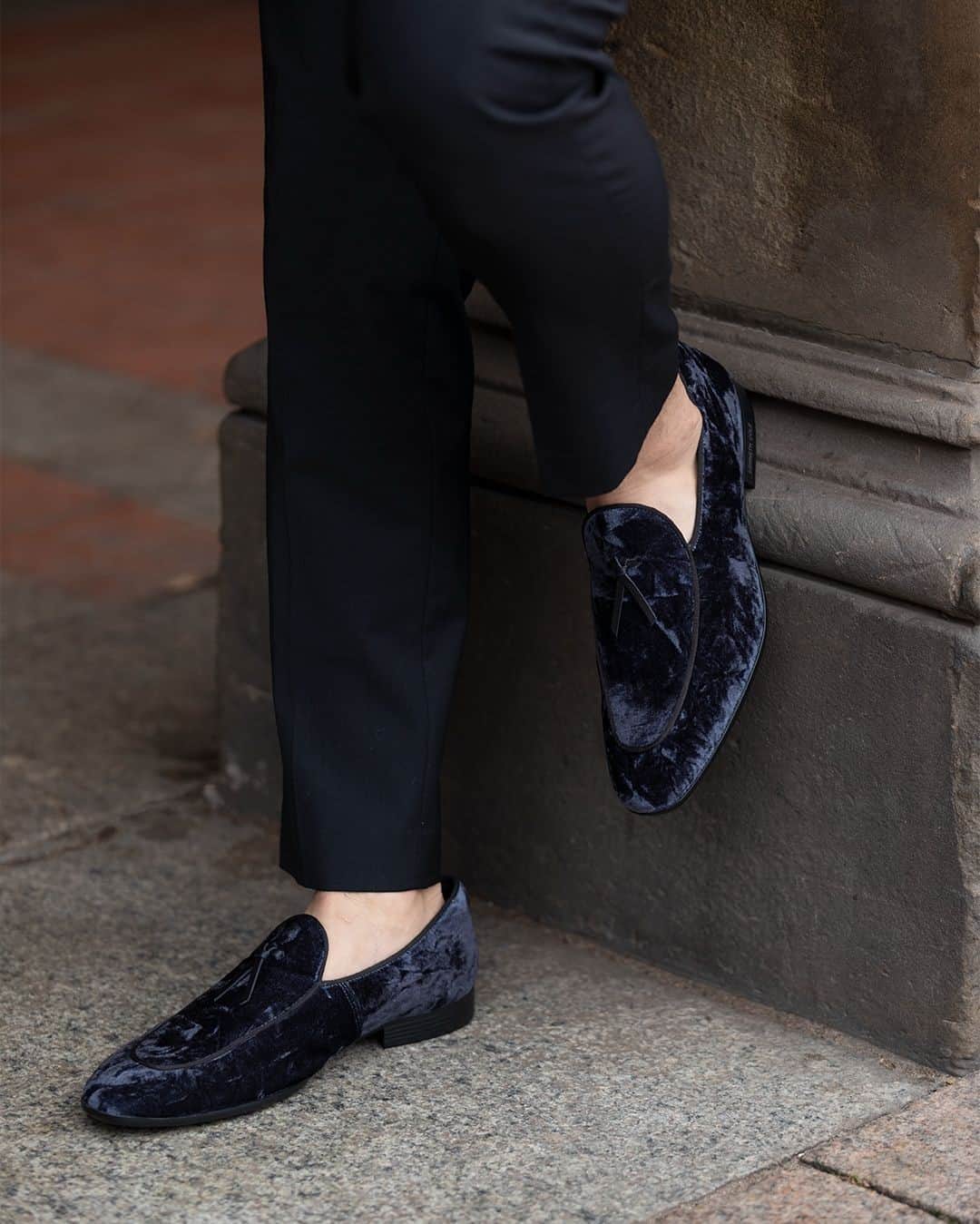 ケネスコールのインスタグラム：「These days, we all crave a few small luxuries, such as our Sullivan velvet Belgian loafer. It’s the perfect touch for a lazy Sunday stroll. #ShoesWisely #StaySafe #VelvetOverground  When you shop at KennethCole.com, we’ll donate to THE MENTAL HEALTH COALITION – a life-changing movement working to destigmatize all mental health conditions. Info link in bio.」