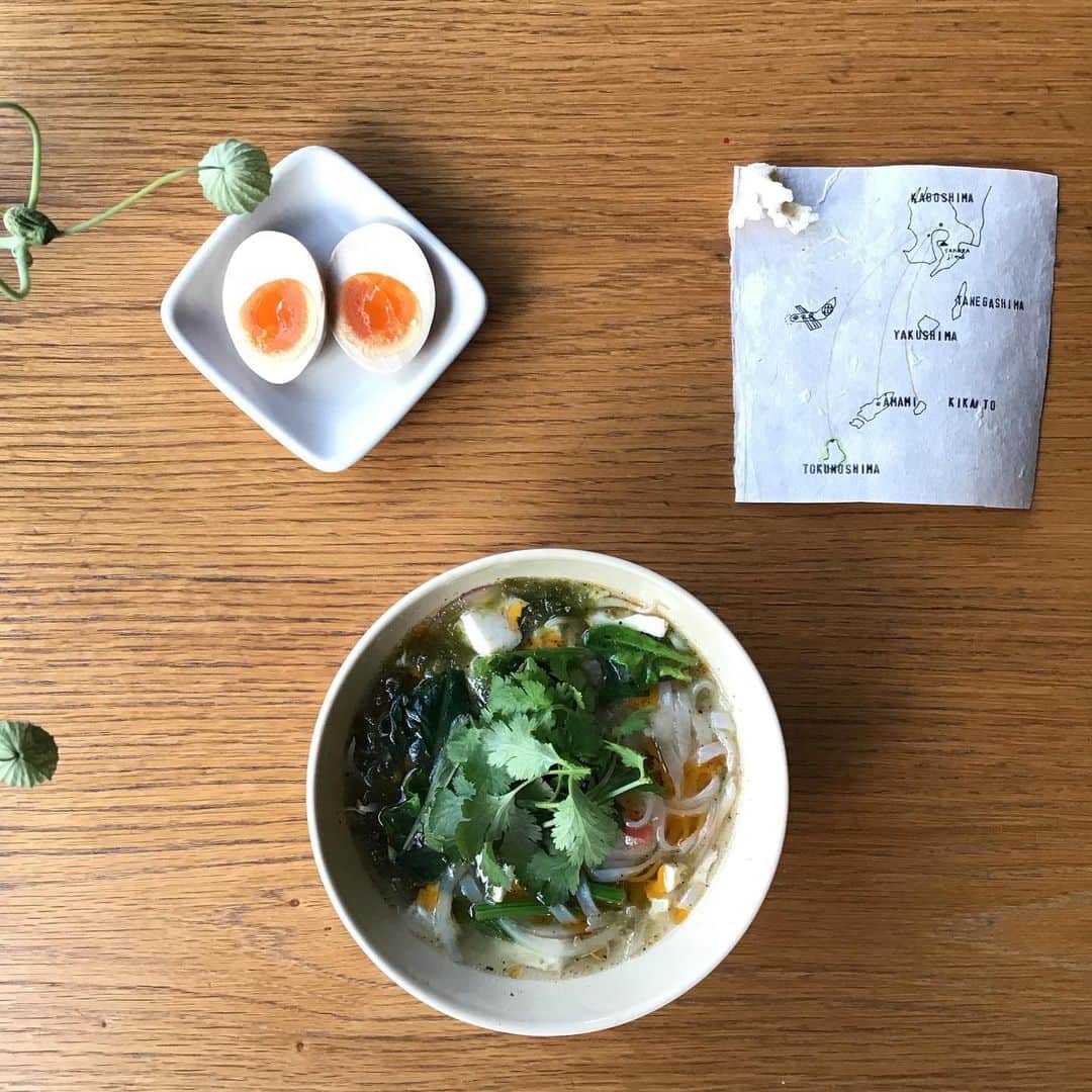 Pho 321 Noodle barのインスタグラム：「お早う御座います。昨日の日曜日は阪神淡路大震災から26年、隣人たち　復興後の街並みを想いながら　黙祷を捧げました。  まもなく終了となる、徳之島の島アオサ　京の絹とうふ　法蓮草を黒酢とトマトの酸味でいただく　サンラーアーサーのフォー(3rd noodle)のご紹介です。  遠くて近い徳之島の春の喜びを　ヴェトナムの米粉麺とご一緒にどうぞ。 味付き半熟たまご🥚トッピングもおすすめです。  本日も11:30am opening 5:30pm last call 6pm closing、non stop、同時間でchompy,uber eats、ふたつのdelivery serviceも稼働致します🗺  季節の柑橘は　淡路島平岡農園さんのアレン・ユーレカ檸檬、comのお惣菜は　⚫︎山ごぼうの金平 ⚫︎カツオイラズとカツオ　⚫︎胡瓜ディル　⚫︎紅白なます、 海老とお野菜の生春巻きは　イエロービートルート、紅カブ&あやめ雪かぶ、金時人参入りです。(イエロービートルート多めです)  pho,bun,comのto go boxのご予約はこちらから☎︎03-6432-9586  皆さま、今週も、安全第一で どうぞ宜しくお願い致します。  today’s recommend:pho lovely veggie,bun tandoori fish(warm),3rd noodle,com dong-pou-rou,coriander salada,boiled 🥚/extra chicken topping,coconut pudding w/houjicha syrup and tea time tailor(monday morning)  today’s opening 📻battle of the forgotten (margee rework)/tommy guerrero  #chompy #ubereats #デリバリー #pho321 #fooddelivery #千駄ヶ谷ランチ　#北参道ランチ #徳之島　#tokunoshimaisland #淡路島　#yellowbeetroot #sealettuce」