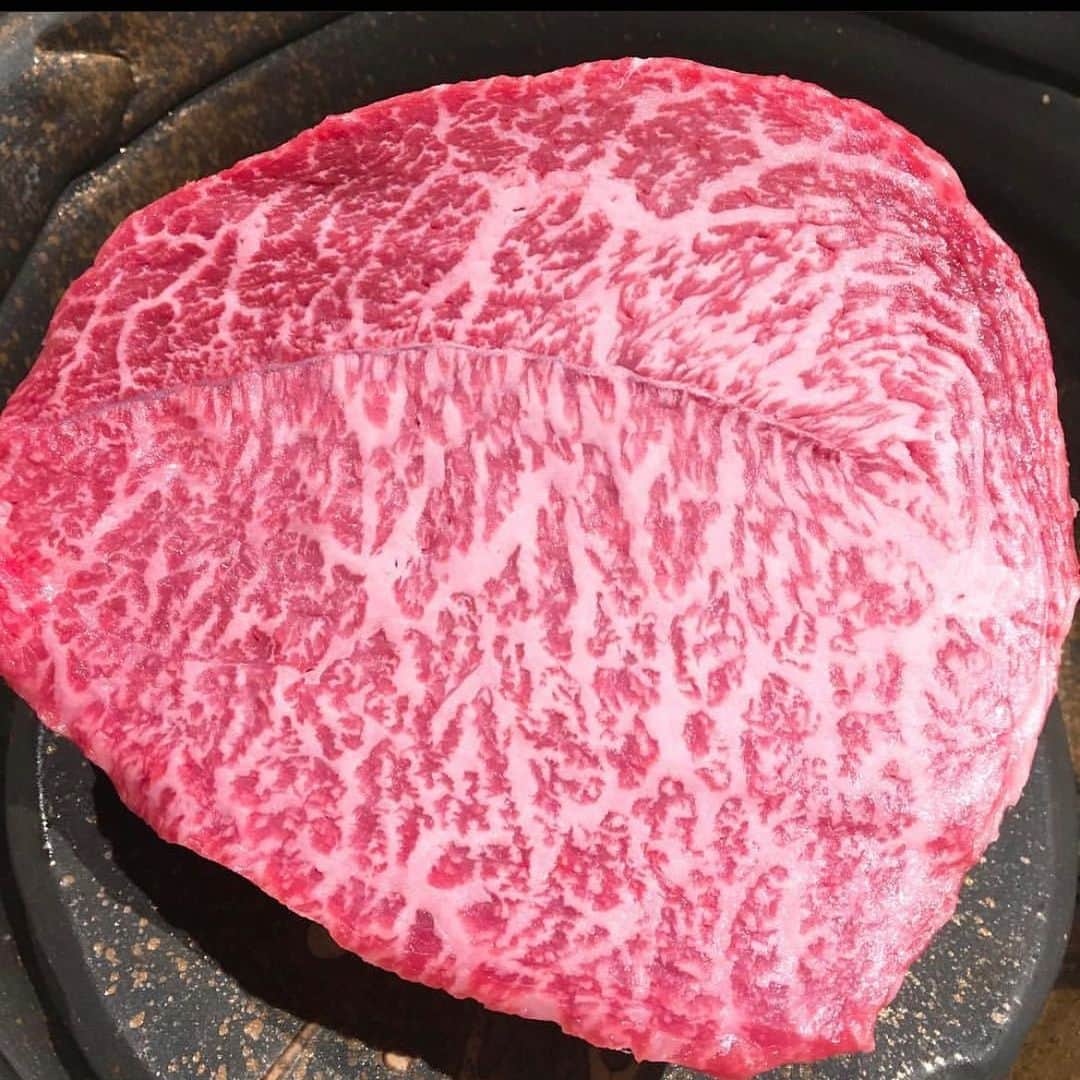 のインスタグラム：「おはよう御座います。 吟難波店でございます。  もも部位ならではの 赤身肉の代表的な存在であり 味わいがあっさりしているにも かかわらず肉の味がギュッと 閉じ込められているため 食べた時に肉の濃厚な旨み  もも部位のほんのわずかな部位 シンシンには、肉のうま味が 濃縮された「肉の一番搾り」と 言えます。  17日〜限定イベント 16時〜17時までのネット予約 一休限定百合コース10000円(税別) 何と30%off今だけ  緊急事態宣言のため Open　16時00分 close  20時00分 アルコールラスト　19時00分 コースラスト　18時00分  またお昼のご要望や テイクアウトなども 承っております。 何なりとお申し付け下さいませ。  ※菫コース以上 プレモル、角ハイ、酎ハイ All100円 16時〜18時までの ネットご予約のみ！  〒542-0076 大阪府大阪市中央区難波1-8-16 NAMBA HIPS 10F TEL 06-6214-1131 17:00〜20:00 (緊急事態宣言の為)  成人の為だけのイベント 更なる吟からお年玉 是非お早めのご予約を  またテイクアウトも 絶賛好評中です。 お早めのご予約を  #難波 #肉 #吟 #なんば #尾崎牛 #難波駅 #駅チカ　 #テイクアウト #弁当　 #大阪難波　 #夜景　 #なんばHIPS　 #ヒップス #個室 #ワイン #スパークリング #記念日 #誕生日 #肉好きな人と繋がりたい #カップル席 #大阪グルメ #難波グルメ #難波ディナー #難波クーポン」