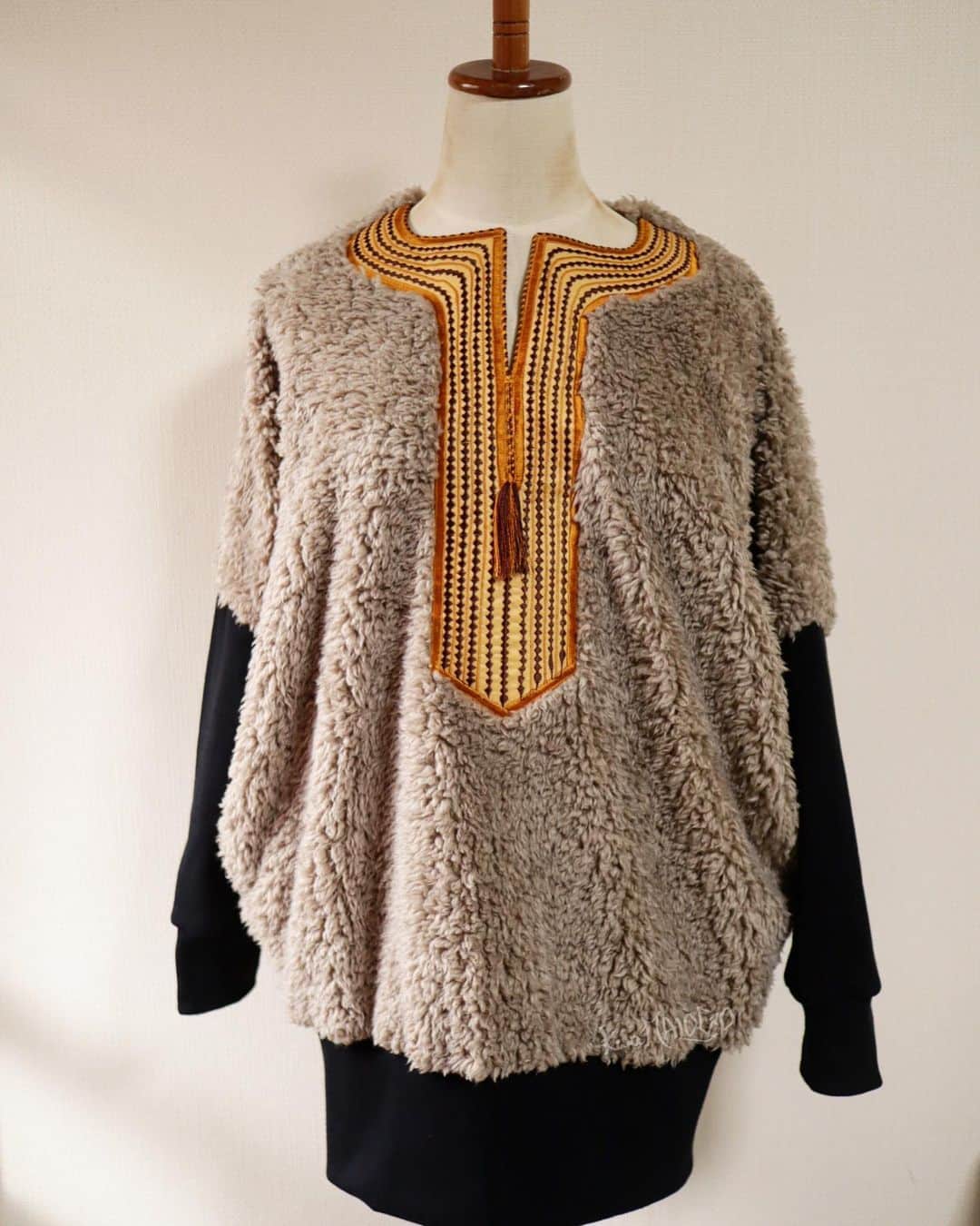 kwa MALOGOのインスタグラム：「【モコモコ】 .  冬のモコモコ生地と言えば #プードルファー 。 それに刺繍パーツを合わせたドルマンスリーブトップを1着のみですが久しぶりにウェブショップに追加しました☆ .  両サイドポケット付きなので携帯等を入れれて便利です♫ .  在庫は一点のみなので気になった方はぜひウェブショップをご覧ください😊 .  http://kwamalogo.com  .  #モコモコ  #冬ファッション  #イロのある生活  #アフリカ雑貨  #kwamalogo  #poodlefur #winterfashion #colorfullife」