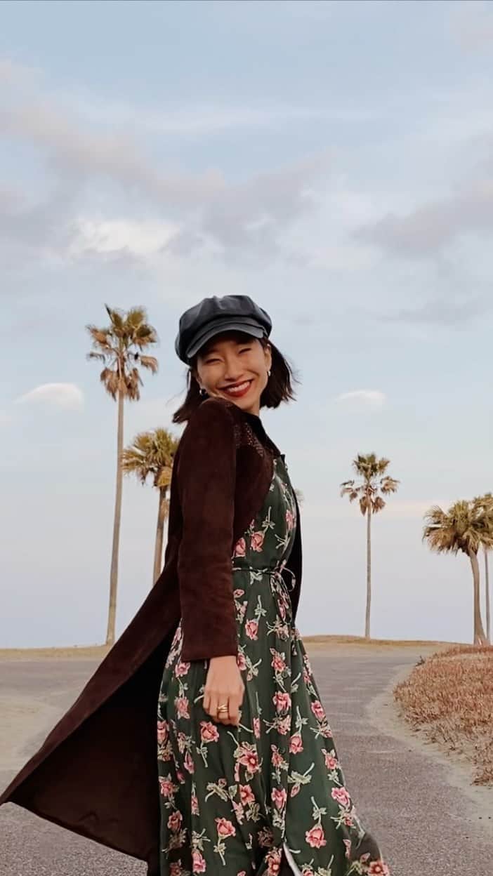 のインスタグラム：「大好きな古着コートにワンピースたち🤍🕊 お気に入りの服を着て、ごきげんな私だよ🤟🏾🏝  #宮崎#南国#miyazaki#myzklife  #japantrip#海#コーデ#古着コーデ #日本旅行 #朝日#海#beach#ビーチ#旅行#田舎暮らし #南国暮らし#ボブ#ショートボブ#古着#コンバース#coachbag #古着ワンピース #ヴィンテージ」