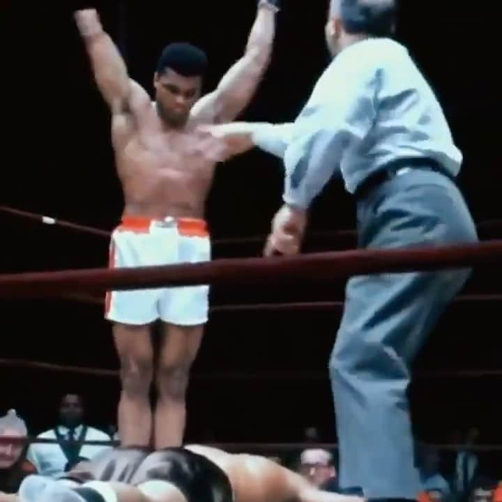 コモンのインスタグラム：「"I am America. I am the part you won't recognize. But get used to me. Black, confident, cocky; my name, not yours; my religion, not yours; my goals, my own; get used to me." Muhammad Ali. Happy Birthday to the 🐐!」