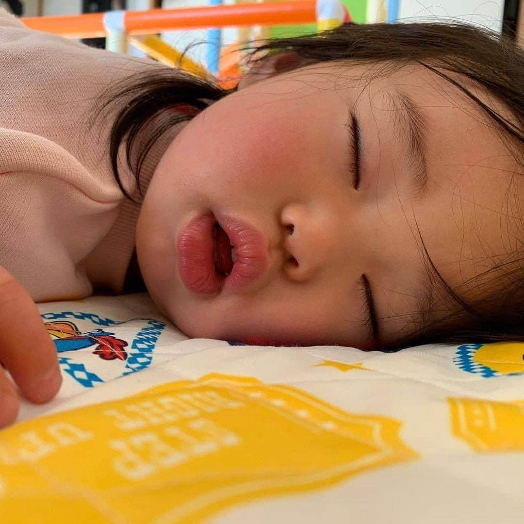 cozre（コズレ）マガジン公式さんのインスタグラム写真 - (cozre（コズレ）マガジン公式Instagram)「☆☆☆☆☆ @cozreマガジン、ピックアップお友達写真の紹介✨✨ • 素敵なお写真、ありがとうございました！😆 今回は「寝顔が可愛い写真📷」を中心にご紹介🎵  皆さん気持ちよさそうに寝てますね(⋈◍＞◡＜◍)。✧♡ • ☆☆☆☆☆ • みなさまの「子育て👪」に関するお写真をお待ちしてます！ • Follow @cozre Tag #コズレ • 編集部でピックアップしてリポストさせていただきます🎶 (画質等調整し使用させていただく事がございます📱🔧) • ☆☆☆☆☆ • 月間300万人が訪れる！@cozreマガジンには妊娠・出産・子育て情報が満載！プレゼントキャンペーン🎁も実施中🤤✨ • #コズレ #cozreマガジン 編集部 • • #子供 #子ども #赤ちゃん #赤ちゃんのいる生活 #赤ちゃんのいる暮らし #親バカ #親バカ部 #親バカ部ig_baby #親バカ部ig_kids #ママカメラ #かわいい #可愛い #ベビスタグラム #ベビーフォト #子育て #子育てママ #子育てグラム #instagram_kids #kidsgram_tokyo #ig_oyabakabu #kids #baby #CUTE」1月18日 11時30分 - cozre