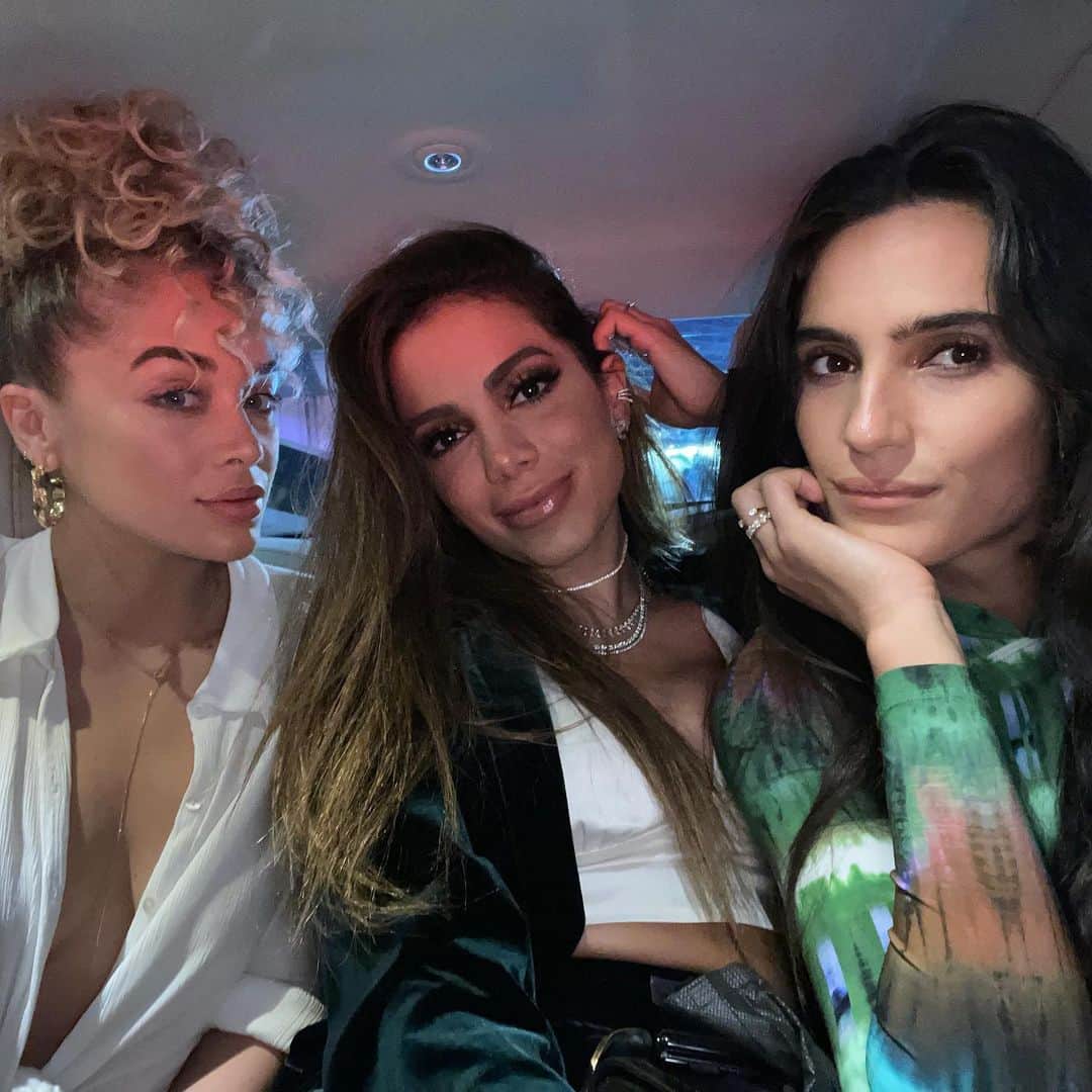 ジャスミン・サンダースのインスタグラム：「Brazilian Beauties 💚 @isabelagrutman @anitta」