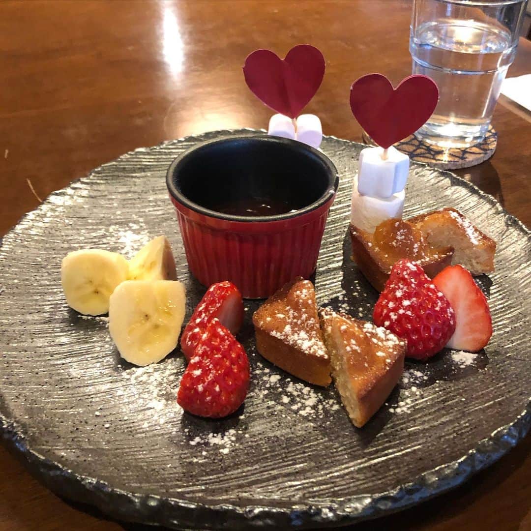 瑛蓮のインスタグラム：「超ラブリーなスイーツを食べることになって、食べたんですけど、なんでかわからないんですけど、美味しかったんですけど、ずっとこそばゆい気分で、緊張しました。  #ラブリー #スイーツ #美味しかったです」