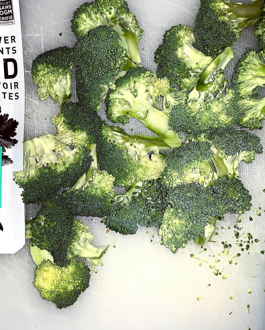 ブライアン・アダムスさんのインスタグラム写真 - (ブライアン・アダムスInstagram)「Broccoli with fresh pesto is one of my favourite meals and the perfect dish while I’m on my own in quarantine. Just boil the broc as you like and add lemon and pesto. I’m using some delicious @love.legrand vegan pesto here. Go vegan! 🌱 #broccoli #pesto #veganrecipes」1月18日 11時38分 - bryanadams
