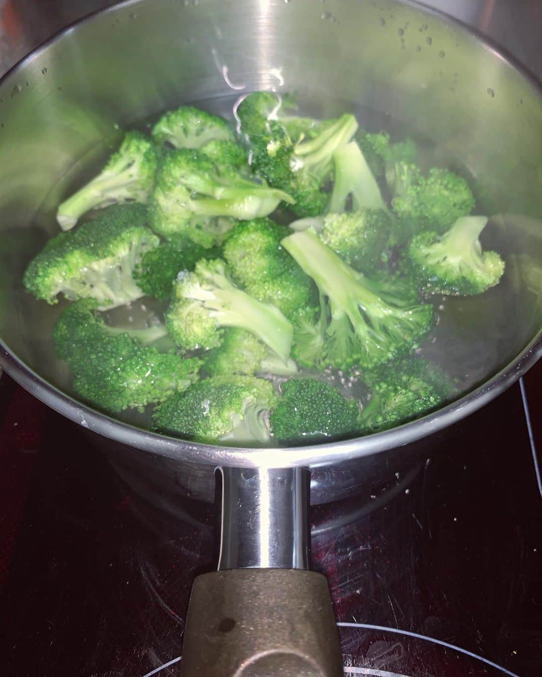 ブライアン・アダムスさんのインスタグラム写真 - (ブライアン・アダムスInstagram)「Broccoli with fresh pesto is one of my favourite meals and the perfect dish while I’m on my own in quarantine. Just boil the broc as you like and add lemon and pesto. I’m using some delicious @love.legrand vegan pesto here. Go vegan! 🌱 #broccoli #pesto #veganrecipes」1月18日 11時38分 - bryanadams