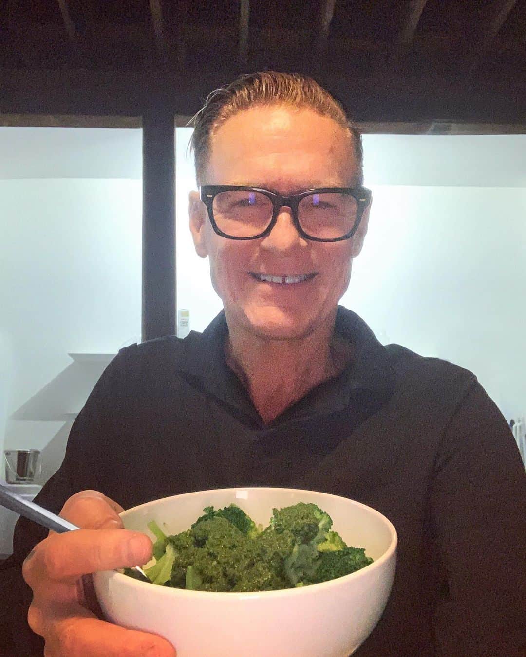 ブライアン・アダムスのインスタグラム：「Broccoli with fresh pesto is one of my favourite meals and the perfect dish while I’m on my own in quarantine. Just boil the broc as you like and add lemon and pesto. I’m using some delicious @love.legrand vegan pesto here. Go vegan! 🌱 #broccoli #pesto #veganrecipes」