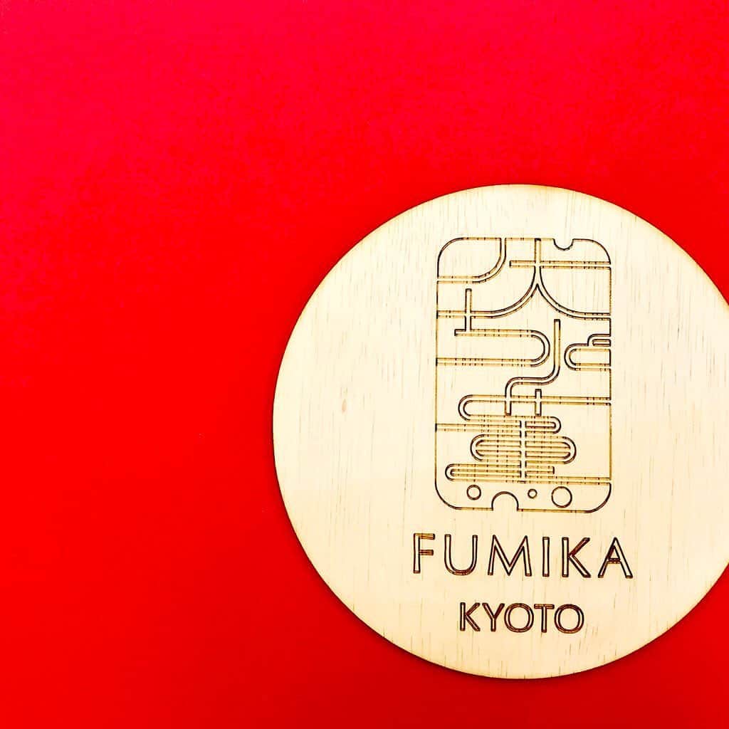 のインスタグラム：「、 、 🌸京から、肌咲く。🌸 FUMIKA30秒スキンケアセミナー 、 #fumika_kyoto52 あんまりこんな話したくないですけど、今回のお話は、シワ・たるみの話です。 若い時はあまり気にしないけど、年令を重ねるごとに避けては通れない話なので、今回話しちゃいますね。 、 しわって、はじめは乾燥によって現れることが多いんだけど、徐々に年齢を重ねてくると肌の真皮（#fumika_kyoto8）にあるコラーゲン、エラスチン、ヒアルロン酸が少なくなったりして、だんだん、だんだん目立ったしわになってきちゃいます😱 、 コラーゲンはスプリングのような形をしていて肌にハリを与え、エラスチンはゴムのように伸び縮みすることでコラーゲンの弾力をパワーアップ💪させてます。 そしてヒアルロン酸は水分💧を保ちクッションのような働きをしています。 、 シワ・たるみは、このコラーゲン・エラスチン・ヒアルロン酸という三人衆の働きが関係しているようですね🤔 、 #fumika_kyoto #スキンケア #美肌ケア #肌ケア #肌荒れ #ナチュラルコスメ #オーガニックコスメ #クレンジング #洗顔 #化粧水 #乳液 #美容液 #敏感肌 #乾燥肌 #美容 #美意識 #化粧 #ビューティー #基礎化粧品 #京野菜 #エステ #京都 #伏見 #日本酒 #kyoto #japanesecosmetics #skincareproduct」