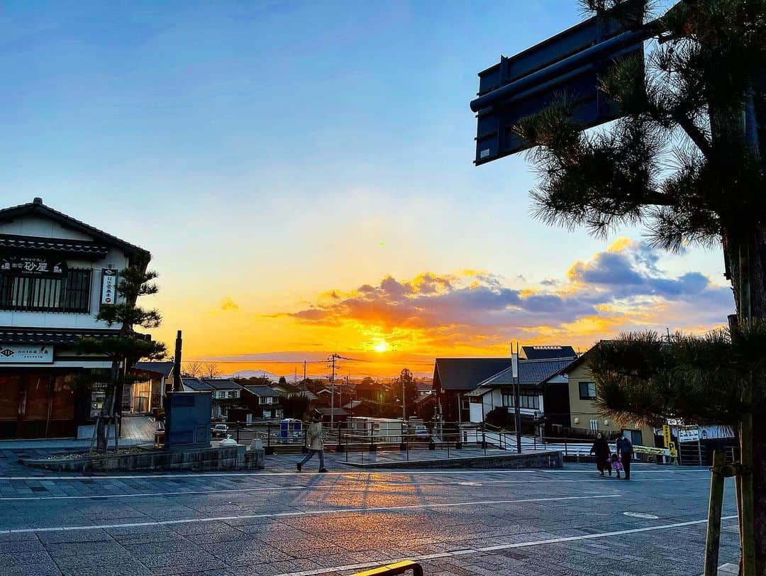 あっくんのインスタグラム：「#出雲大社 朝日と真夜中に突然割れた雲。 最後の写真は神在月の初日に #稲佐の浜 から出雲大社に向かって八百万の神様が歩いてくる道。  出雲大社バチくそくらいました。  #島根県 が凄いのか。 地方に行けば行くほど自然と人が共存してるから、自然（神社）への敬いがしっかり根付いてる。  本質を知ると 全ての物に深みが増す！  今年も参加します！！ #一緒に行く人募集中  #パワースポッチャー」