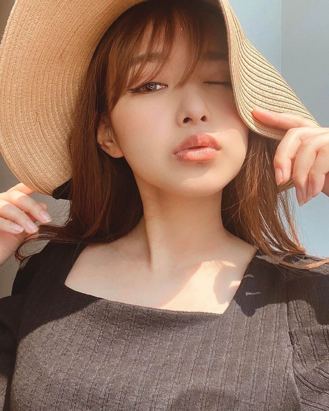 村崎英絵のインスタグラム：「ㅤㅤㅤㅤㅤ ㅤㅤㅤㅤㅤ グッバイ♡ 今日は髪色変えてこよー！ ㅤㅤㅤㅤㅤ  そろそろ春らしい帽子を被って 眩しーって言いたいなぁ笑 ㅤㅤㅤㅤㅤ ㅤㅤㅤㅤㅤ ㅤㅤㅤㅤㅤ #春コーデ #今日のメイク #ブラウンカラコン #カラコン #ブラウンメイク #帽子コーデ #帽子 #低身長ファッション #ヘアカラー #ブラウンカラー #イメチェン #ロングヘア」