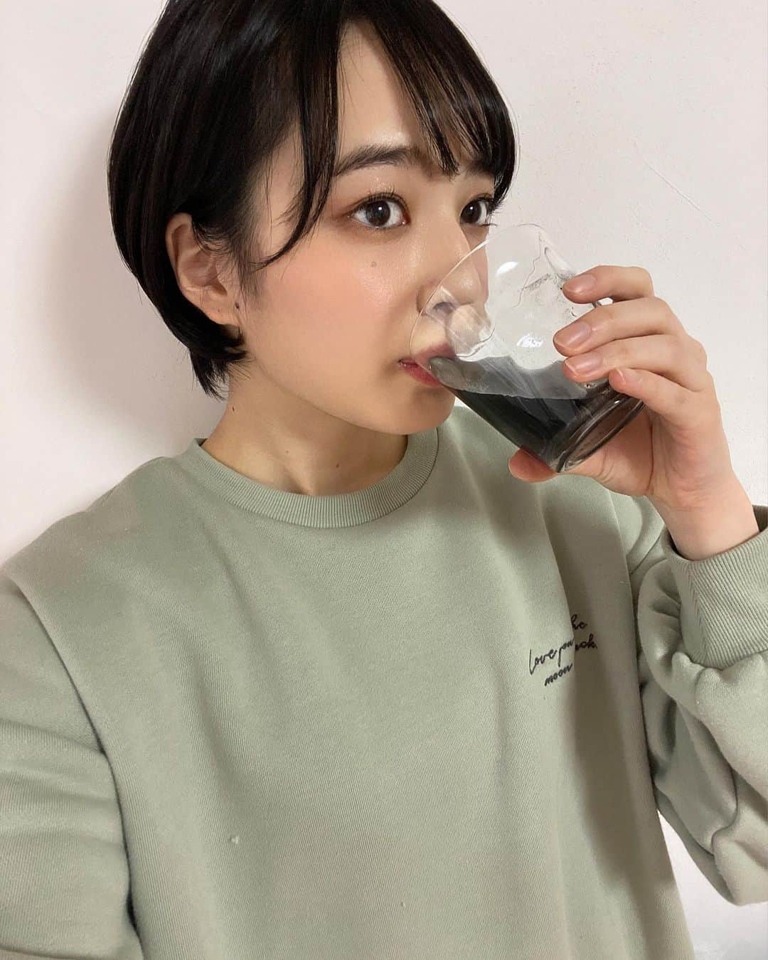 尾台彩香さんのインスタグラム写真 - (尾台彩香Instagram)「. . 水が真っ黒！！ . この黒い色の正体は、炭！ 前から炭の飲み物とか流行ってたから、気になってお試し頼んでみた🛍 油を吸着してくれて炭水化物を分解する作用がある💡 . さらに300億個の善玉菌を含んでいるからしっかりデトックスしてくれる☺ 粉末は無味無臭🙅‍♀ お酒にも入れられるから、真っ黒な梅酒、真っ黒なハイボールなどなど色々楽しめそう！ ヘルシーに水や牛乳で割るのも◎ . 普段の生活、食事を変えることなく、楽しみながら飲んでダイエットできたら最高だよね🌈 緊急事態宣言で、外に中々飲みに行けない時期だからお家で晩酌するのもアリ👏 . #まっくろの素 #美トックス #美フレッシュ #デトックス #チャコールクレンズ #ダイエット #炭 #美容 #晩酌グラム #健康 #サロモ #ポートレート #モデル #ショートヘア  #ファッション #オシャレ #メイク #撮影 #tokyo #hair #model #makeup #cool #short #pr #fashion #girls #instagood #photography #尾台彩香」1月18日 11時44分 - colorful0226