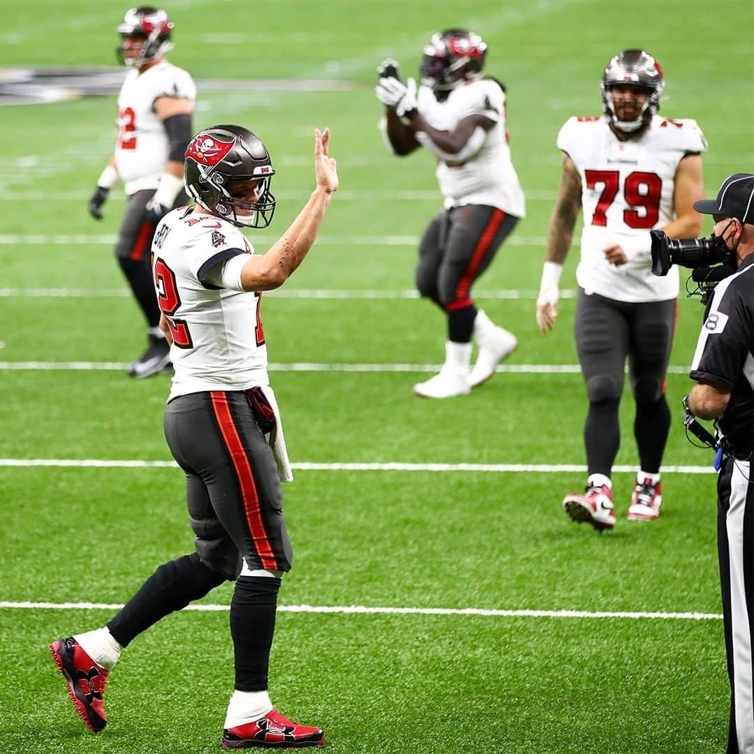 NFLさんのインスタグラム写真 - (NFLInstagram)「High-fives for EVERYBODY after this @buccaneers sequence.  📺: #TBvsNO on FOX 📱: NFL app // Yahoo Sports app 📷: @logan_bowles/NFL」1月18日 11時44分 - nfl