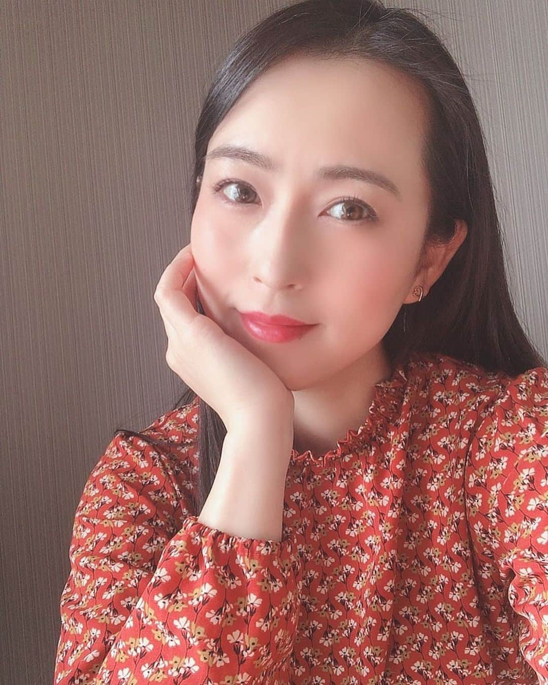 薄井しお里さんのインスタグラム写真 - (薄井しお里Instagram)「朝の習慣💭 #梅干し白湯　を始めてから、お肌の調子がとってもいい😉 カップに梅干し一つとお湯をいれて、崩して、飲むだけなのに、朝の時間の流れも緩やかというか、一日のスタートをすごくいい状態ではじめられる気がする♡ ・ 今月のわたしの目標は、『1年間続けられるもの、目標をたてる』 なのですが、いろいろチャレンジの月でもあります✴︎ 最近主にやっているのは、 ・梅干し白湯 ・湯船でマッサージ ・ジムでしっかり筋トレ （ダンベルフライがすき！） ・ウォーキング ・ビタミン摂取 ☝️こんな感じ😌✨ 月初めは体調を崩してしまったので、無理せず、体にいいものを取り入れていきます♡ #美活　#30代の美容　#ビタミン　#朝活　#レトロワンピ　#白肌　#もち肌　#もち肌活動　#グラドル　#生活の知恵　#黒髪ロング　#スーパーロング」1月18日 11時44分 - shiori.uuu