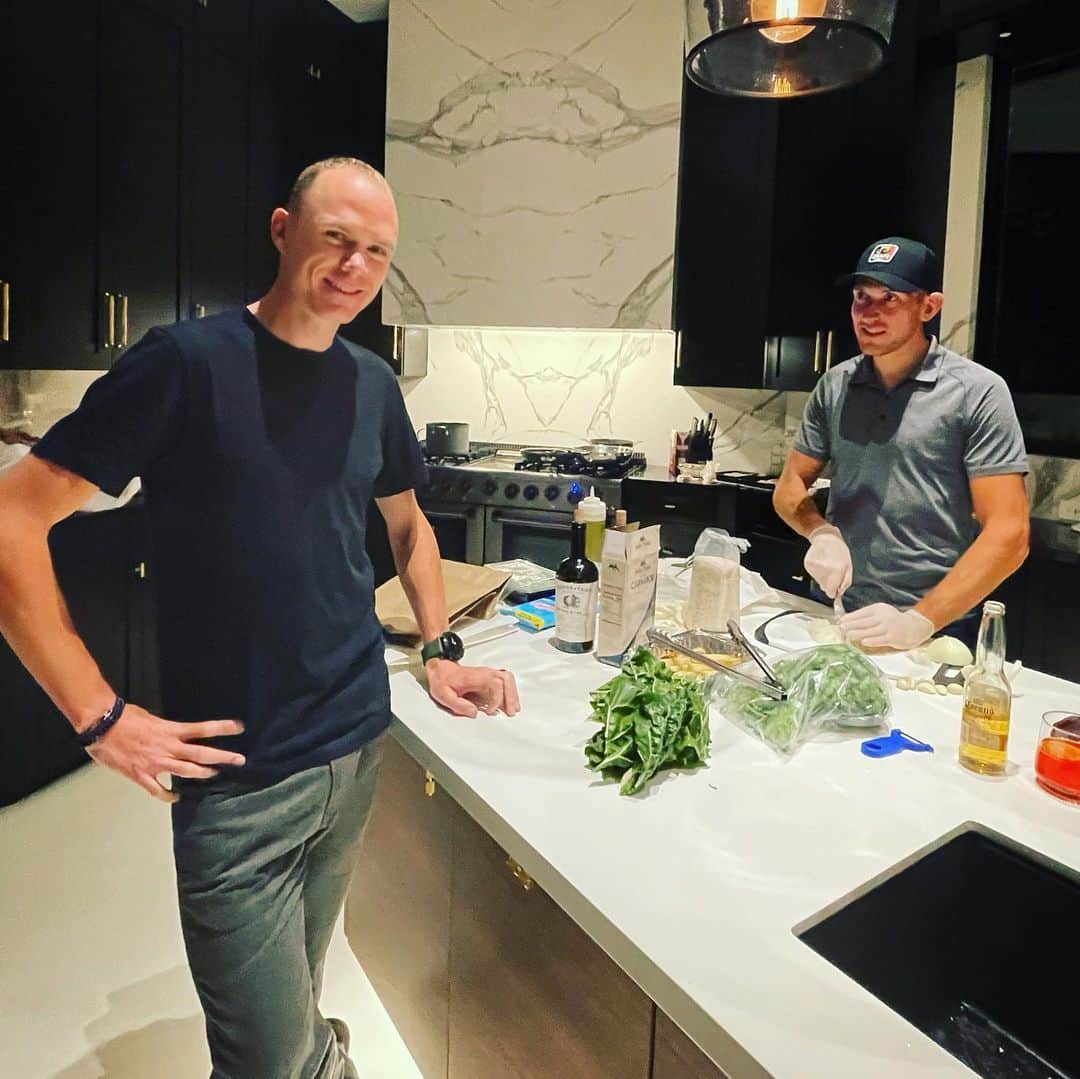 クリス・フルームのインスタグラム：「Trying to learn how to cook from the best 👌 @chefmichelelisi 👨‍🍳」