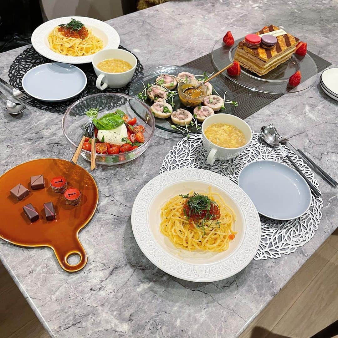 のインスタグラム：「先日お友達のお祝いを こんな時期なのでしっぽりと🤍  •明太子といくらのパスタ •トマトとモッツァレラのカプレーゼ •チキンガランティーヌ •たまごスープ  作ってみました。 チキンガランティーヌの中身は ひき肉、玉ねぎ、マッシュルーム🤍 低温調理ってこれくらいしか あんまりやらないかも💭  ケーキとマカロンは、 @pierrehermejpofficial  チョコレートは @lamaisonduchocolat_paris  です。おいしすぎでした。  #お祝いごはん #パーティー料理 #イタリアン料理 #おうちごはん #パスタレシピ #ガランティーヌ #低温調理 #鶏肉レシピ #ピエールエルメ#ラメゾンデュショコラ #おうちスイーツ #丁寧な暮らし #ootn #selfie #좋아요반사#팔로우미#맞팔#셀스타그램」