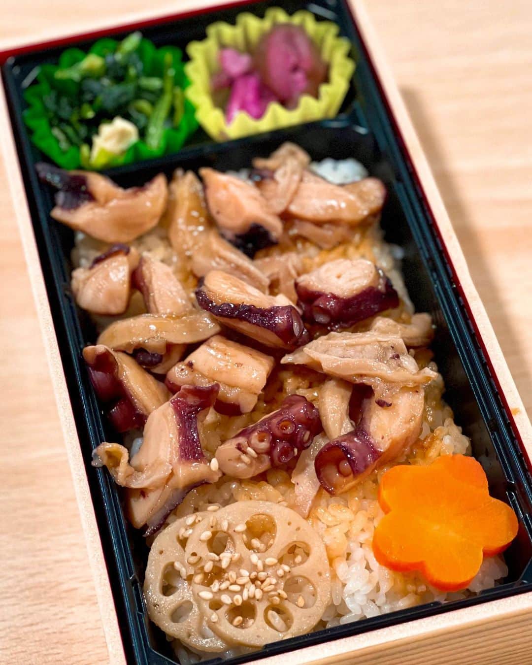 のインスタグラム：「撮影スタジオで、『跳ね鯛』の「地たこめし弁当」甘辛煮の蛸が美味しかった🐙﻿ ﻿ 空調のためスタジオのドア開けっ放しなので、めっちゃ寒い。﻿ 今時の撮影はスタジオでも厚着必須です。﻿ ﻿ #跳ね鯛 #具義弁当2021﻿」