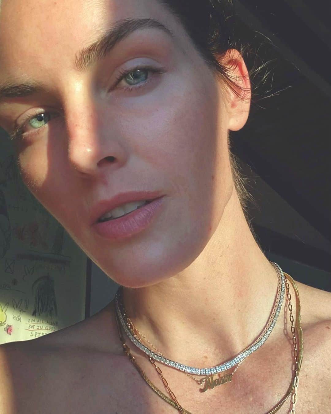 ヒラリー・ローダのインスタグラム：「“I’m all alone but in good spirits” (zoom in over my right shoulder) mood for... hopefully not much longer? 🤪 #weslang」