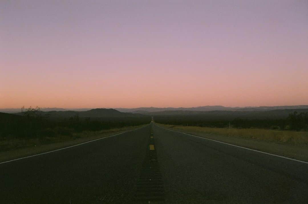 松島エミさんのインスタグラム写真 - (松島エミInstagram)「Road to Nowhere . .  #ロードトリップ#アメリカ旅行#フィルム#ライカ#フィルムカメラ #夕日#roadtrip#film#shootfilm#leicaphotography#naturephotography#filmphotography#leicam6 #leica#senset#」1月18日 11時54分 - emimatsushima