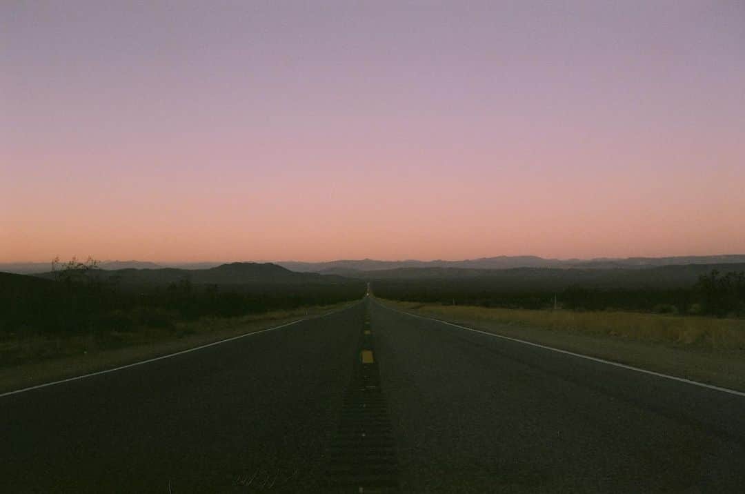 松島エミのインスタグラム：「Road to Nowhere . .  #ロードトリップ#アメリカ旅行#フィルム#ライカ#フィルムカメラ #夕日#roadtrip#film#shootfilm#leicaphotography#naturephotography#filmphotography#leicam6 #leica#senset#」