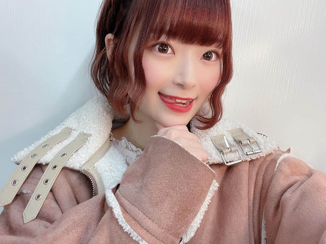 小倉月奏のインスタグラム：「♥︎ ・ ・ ぺろりんちょ。 ・ このピンクのコートお気に入りで ほぼ毎日着てる(*´◒`*)♪ 〈NICE CLAUP〉 ・ ・ #niceclaup #fashion #coat  #ナイスクラップ #コート #冬」