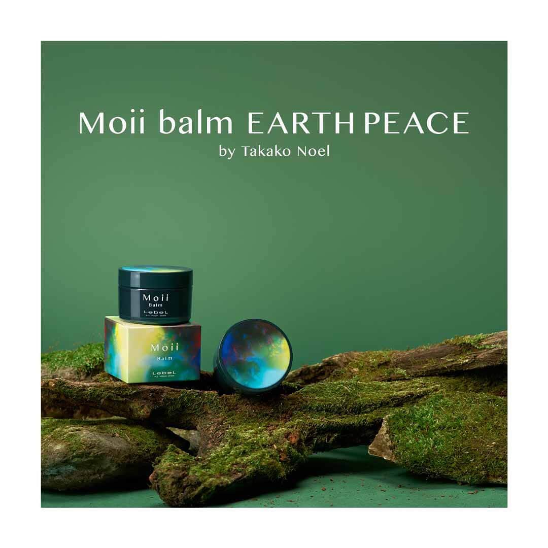 Moii／モイのインスタグラム：「* －Information－ 【数量限定】Moii balm 発売のご案内  大人気のMoiiバームが、気鋭の注目アーティストTakakoNoelさん（@takako_noel）とコラボレーション！ 「自分の真ん中を見つめなおす"EARTHPEACE"」をテーマに、パッケージや香りをクリエイション。 自然の恵みから得られるパワー、地球とそこに存在するすべての生命に向けた愛を、"EARTHPEACE"というネーミングに込めて… 地球の息吹を感じさせるパッケージや香りで表現しています。  ---------------------------------- Moii balm EARTHPEACE モイ バーム アースピース  ■POINT.1／aroma コラボ限定"アーシーハーバルの香り" ウッディ系を中心に、心を落ち着かせながら自分自身の内なるピントを合わせてくれるかのような精油をセレクト  ■POINT.2／feature "湿度やクセも旬でおしゃれに" 湿度による広がりをおさえ、ほどよいウェット感で旬な雰囲気を  ■POINT.3／Use for "スタイリングのあとはそのまま手肌のケアを" ワックスのようなベタつきがなく潤いで髪に動きを、手肌をやわらかく潤すマルチトリートメントバーム 保湿はもちろん、練香水のように手首になじませたり、いろんな使い方を楽しんでみてください♡  詳細はMoii official websiteにて公開中！ 🔍Moii https://www.lebel.co.jp/products/styling/moii/2021collaboration/  ――――――――――――――――― 自然由来成分(*1) 100%(*2) シリコーンフリー BODY/HAIR/HAND  1:成分の由来の大半が植物等の非石油系成分であることを意味します。  2:水を含めていません。  ----------------------------------  Minimal／Optimum／Identity −−−−−−−−−−−−−−−−−−−− #Moii #takakonoel #Moiiバーム #Moii限定バーム  #Moii限定品 #数量限定 #限定コラボ #Moiiオイル #Moiiクリーム #Moiiウォーター #Moiiミスト #Moiiコンク  #モイ #モイバーム #コラボレーション #タカコノエル  #ヘアケア #ヘアスタイリング #ヘアアレンジ #スタイリング剤 #ヘアトリートメント #ナチュラルコスメ #自然由来 #天然精油 #アロマ  #ヘアサロン #美容室 #美容室専売品 #ルベル #タカラベルモント」