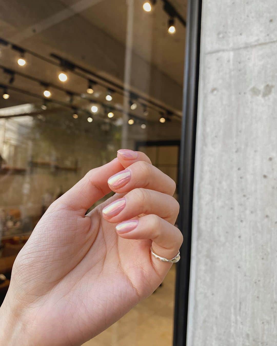 前田希美（まえのん）さんのインスタグラム写真 - (前田希美（まえのん）Instagram)「New nail 💅🏼 今回は、左がオーロラ、右がマグネット。  春服の撮影も始まってるので、 久しぶりに明るく甘めな感じです。  @nail69aya さんいつも 可愛くしてくださり ありがとうございます。  #newnail #functionnails #nails  #auroranails #magnetnails」1月18日 12時06分 - maeda_nozomi