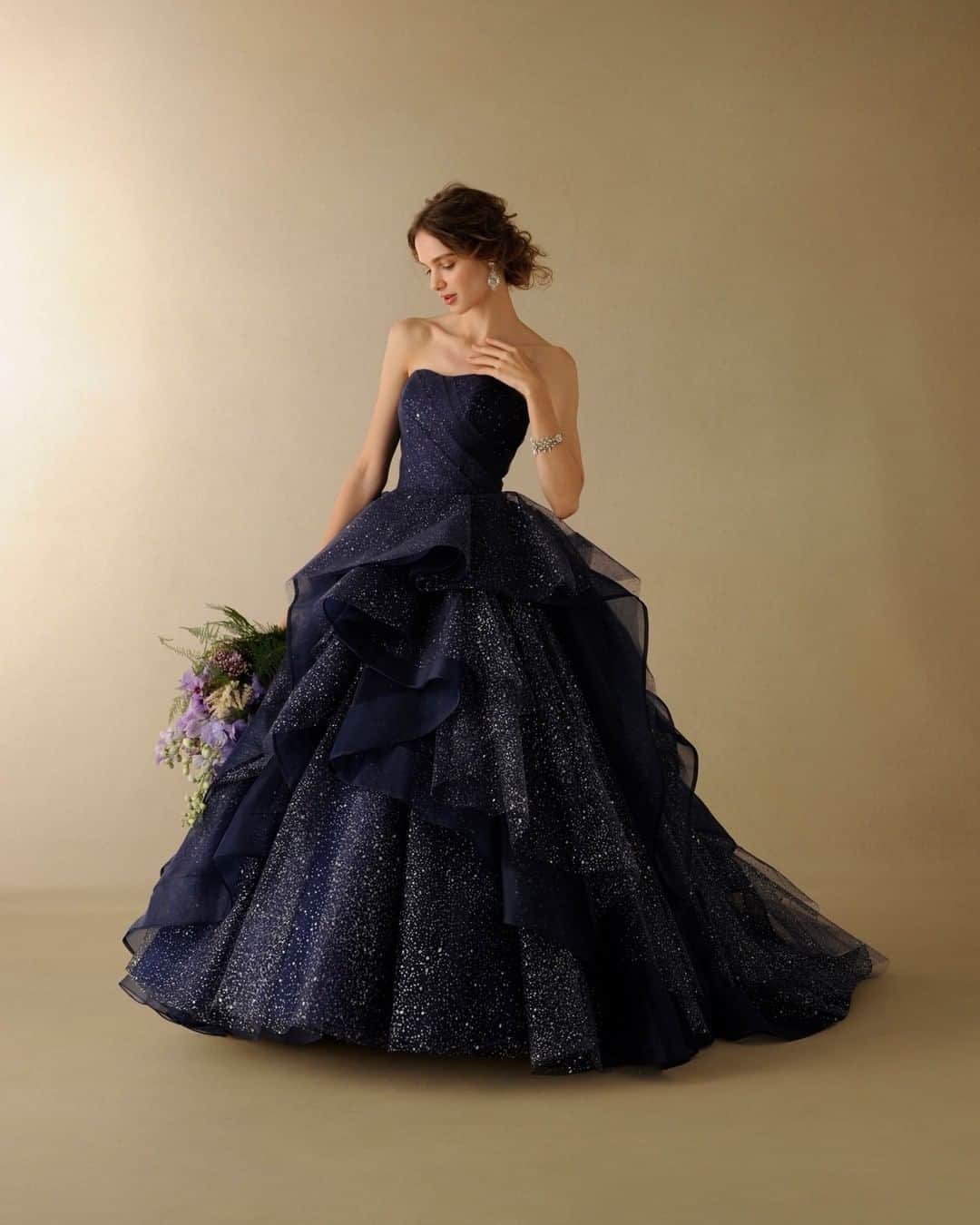TAKAMI BRIDALさんのインスタグラム写真 - (TAKAMI BRIDALInstagram)「一度見たら忘れられない、花嫁様を虜にするリュクスなカラードレス。 身頃には幾重にもチュールを重ね、また繊細な光をまとう細やかなグリッターで飾られたスカートでボリュームを出し、心弾むデザインに仕上げました。 ※フリルは取り外し可能です。  color dress. Navy Farida / ネイビー・ファリダ  #takamibridal #タカミブライダル #カラードレス #ネイビードレス #ネイビーファリダ #2021春婚 #2021夏婚 #2021秋婚 #2021冬婚」1月18日 12時00分 - takamibridal_costume