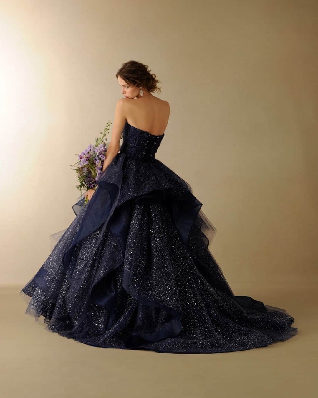 TAKAMI BRIDALさんのインスタグラム写真 - (TAKAMI BRIDALInstagram)「一度見たら忘れられない、花嫁様を虜にするリュクスなカラードレス。 身頃には幾重にもチュールを重ね、また繊細な光をまとう細やかなグリッターで飾られたスカートでボリュームを出し、心弾むデザインに仕上げました。 ※フリルは取り外し可能です。  color dress. Navy Farida / ネイビー・ファリダ  #takamibridal #タカミブライダル #カラードレス #ネイビードレス #ネイビーファリダ #2021春婚 #2021夏婚 #2021秋婚 #2021冬婚」1月18日 12時00分 - takamibridal_costume
