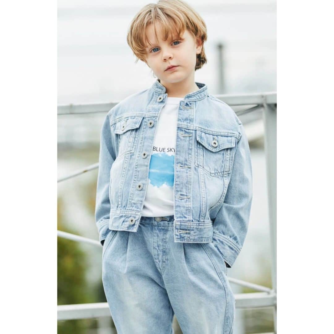 のインスタグラム：「branshes new Item. 爽やかな空の色をイメージさせるデニムセットアップスタイル✨ ジャケットはバンドカラーで今っぽく☺ ボトムはゆとりのあるシルエットでジャケットとのバランスを取っています。 インナーには空の写真をプリントした長袖Tシャツを合わせセットアップとの統一感を出しています♪  ▷11-1101-363 バンドカラージャケット 税込　4,290円  ▷11-1105-368 フォトプリント長袖Tシャツ 税込　2,090円  ▷11-1132-381 ワイドテーパード 税込　3,190円  #branshes #ブランシェス #キッズ #kids #kidsfashion #子ども服 #子ども #セットアップ #デニムジャケット #テーパードパンツ #男の子コーデ #boysoutfit #2021ss」