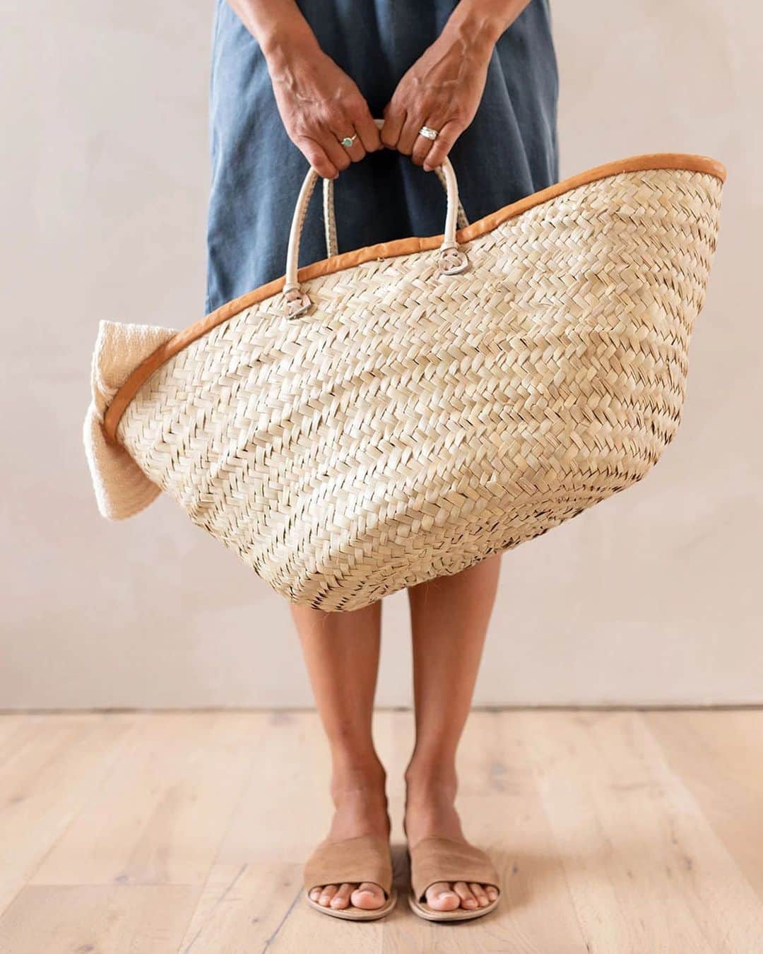 The Little Marketさんのインスタグラム写真 - (The Little MarketInstagram)「Carry it in style. Hand-woven from palm fronds and trimmed with cognac leather, this basket is perfect for toting all your fresh market finds. Tap to shop now.」1月18日 12時01分 - thelittlemarket