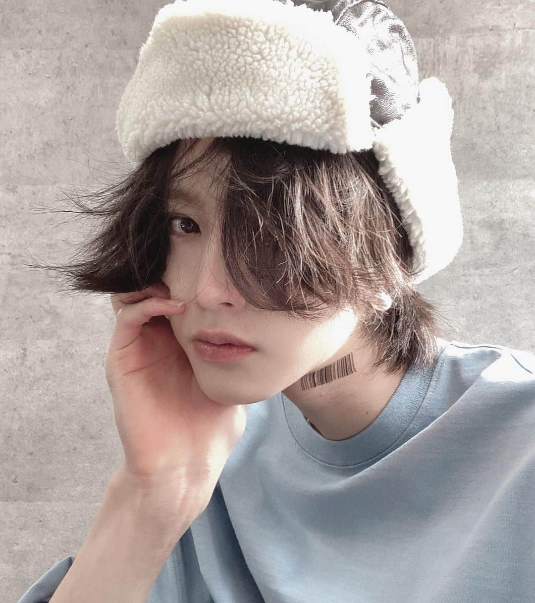 齋藤正太さんのインスタグラム写真 - (齋藤正太Instagram)「wolf ×mofumofucap  skyblue long shirts  What color do you like？？  What is reflected on this photo is me  im glad if you share!  #メンズファッション #イケメン #ulzzang #メンズヘア #美容院#メンズウルフ#パーマ#ulzzangboy #ハイトーンカラー#メンズパーマ #マッシュ#ウルフ#マッシュウルフ#데일리룩#맞팔#팔로우미#소통#좋아요반사#selfie#自撮り#セルフィー#スパイラルパーマ #ツイストスパイラル#センターパート#韓国すきな人と繋がりたい」1月18日 12時04分 - signal8756