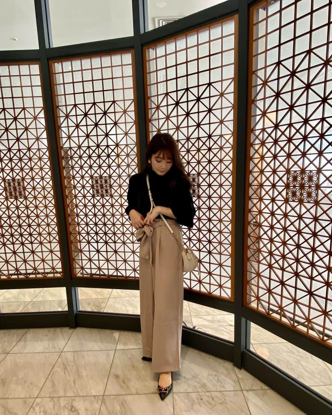 畠中清羅 のインスタグラム：「朝起きたらお外は真っ白だった☃️  寒いと中々起きれないなぁ。 温かいミルクティーを飲む朝が好き。  tops bottom: @fitmore_official ❤︎  #fitmore #フィットモア   #ootd」