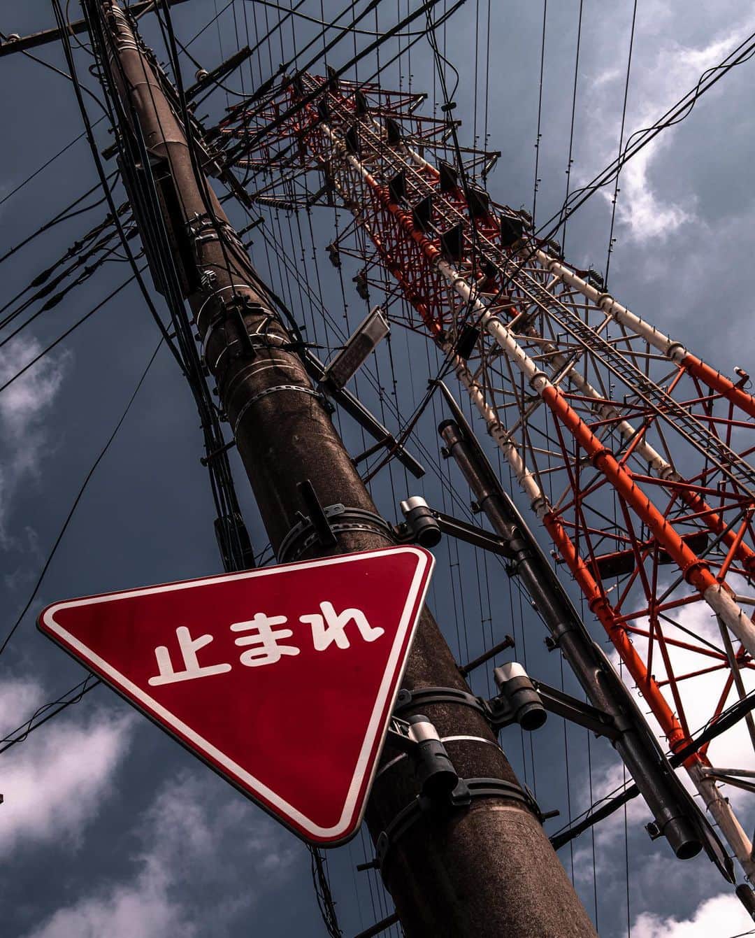 東京電力ホールディングス株式会社さんのインスタグラム写真 - (東京電力ホールディングス株式会社Instagram)「鉄塔と道路標識(2020年9月撮影) Steel tower and Traffic sign 鉄塔は、「航空法」に基づき赤白に塗装されています。東京電力パワーグリッドが所有する最も高い鉄塔の高さは地上から149ｍあり、これは40階建てのビルに相当します。  #東京電力 #東電 #tepco #栃木県 #tochigi #鉄塔 #電線 #電柱 #送電線 #電線と空 #鉄塔と空 #電柱と空 #鉄塔と空 #鉄塔の会 #鉄塔好き #鉄塔のある風景 #雲のある風景 #空のある風景 #ファインダー越の風景 #何気ない景色 #情景 #見上げる空 #utilitypole #electricpole #steeltower #pylon #nwdel #powercable #steeltower_artistic #wwwdc」1月18日 12時08分 - tepco.official