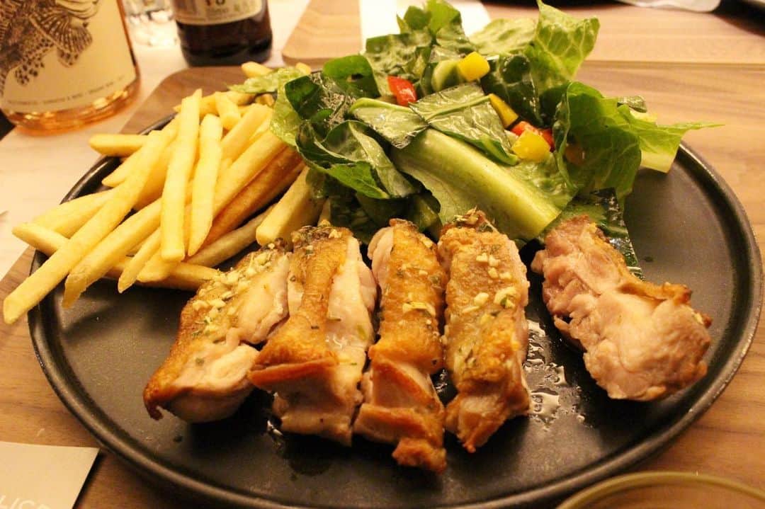 sanfeliceitaliancafeのインスタグラム：「インスタ担当ゆづです✨ 今日ご紹介するメニューは、、フランス産プレノワール黒鶏のローストニンニクハーブバターです！！ 外の皮は、カリ！サクッとしていてとてもおいしいです✨ 中のお肉は、ジューシーで、はごたえがあるお肉になっております^ ^ では、皆さんも是非お召し上がりください♪  #サンフェリーチェ #sanfelice #浜松市 #クリスマス #オーガニック #organic #グラスフェッドバター #バターコーヒー #グルテンフリー #浜松カフェ」