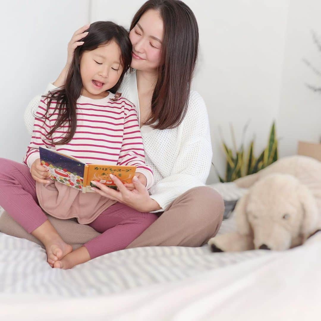 リナのインスタグラム：「子どもと過ごす時間が私の癒し…💛 この笑顔を守るためなら、  ママはスーパーマンにだってなれちゃう💪  いつも以上に子どもとお家で過ごす時間が長いと、  心配になるのが"菌やウイルス"対策🦠  お気に入りのぬいぐるみたちや ソファー・クッションは  毎日のように洗えないから尚心配… しっかりと除菌したいけど、 人体への安心安全は譲れない❗️  そんな想いに寄り添ってくれるのが  ◆MA-T Pure（エムエーティ ピュア）◆  革新的除菌システム  「MA-T Pure（エムエーティ ピュア）」を採用した 除菌製品なんです★  塩素系除菌剤や亜塩素酸水と同等の除菌力を持ちながら、  敏感肌化粧品レベルの厳しい基準をクリアした低刺激性🙌  だから、  小さな子どもがいるママでも安心して使えます⭐️  除菌剤独特のキツいニオイがないのが、 何より嬉しい★  また、 出てくる液体が ミストのように細かいので  ぬいぐるみやソファーがびしょ濡れになることもないですよ♪  『…いい夢見てね🌙』   そんな思いを込めながら、  子どもの大好きなぬいぐるみにスプレーしています🧸  一番大切な人のために使いたい…   確かな除菌力と高い安全性の  MA-T Pure（エムエーティ ピュア）★  ......................................................  #大切な人のために #エムエーティピュア #除菌スプレー #除菌 #エムエーティ #子供がいる暮らし #子育て #育児 #便利グッズ #リビング #マスク #おうち時間 #丁寧な暮らし #キッチン #インテリア #育児あるある #interior #マンダム #PR」