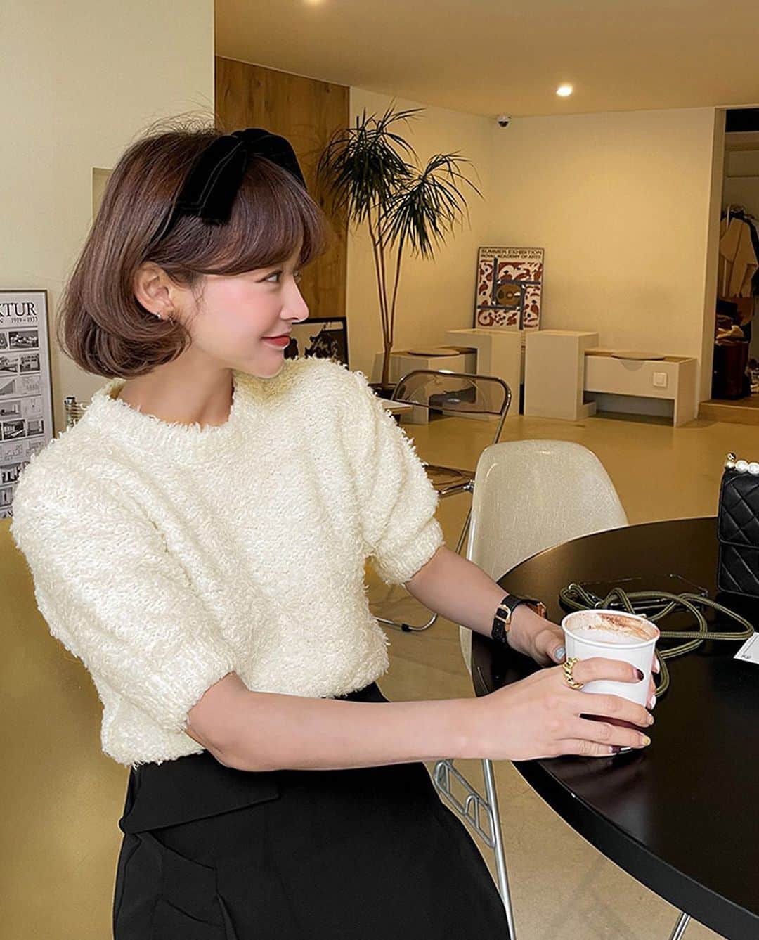 imvelyジャパンのインスタグラム：「本日の新作5%OFF  キュートなパフ袖とニット感の 半袖ニットと 大人っぽくコーデできる ブラックカラーのロングスカート🤍🖤  詳細はサイトでチェックしてください💡  #イムブリー#IMVELY#ワンピース#大人カジュアル#大人可愛い#ootd#デイリー #カジュアルコーデ」