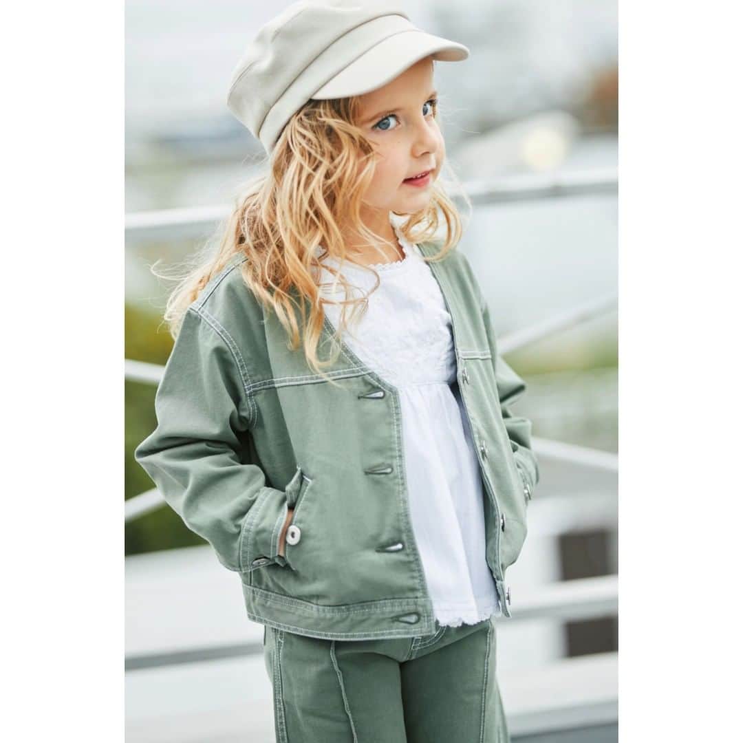 のインスタグラム：「branshes new item. 明るめのカーキカラーが春らしいセットアップスタイル♡ センターシームがアクセントとなったワイドパンツが大人っぽい！！ 加工を施すことでユーズド感・あたり感を出しています☺ ステッチをホワイトカラーにすることで、爽やかさと春らしさを表現🌸  ▷12-1101-065 ノーカラージャケット 税込　3,740円  ▷12-1114-095 胸元刺繍チュニック 税込　3,740円  ▷12-1132-072 センターシームワイドパンツ 税込　3,190円  #branshes #ブランシェス #キッズ #kids #kidsfashion #子ども服 #子ども #girlsout #ジャケットコーデ #春style #2021ss #刺繍チュニック #大人顔負けコーデ #女の子コーデ」