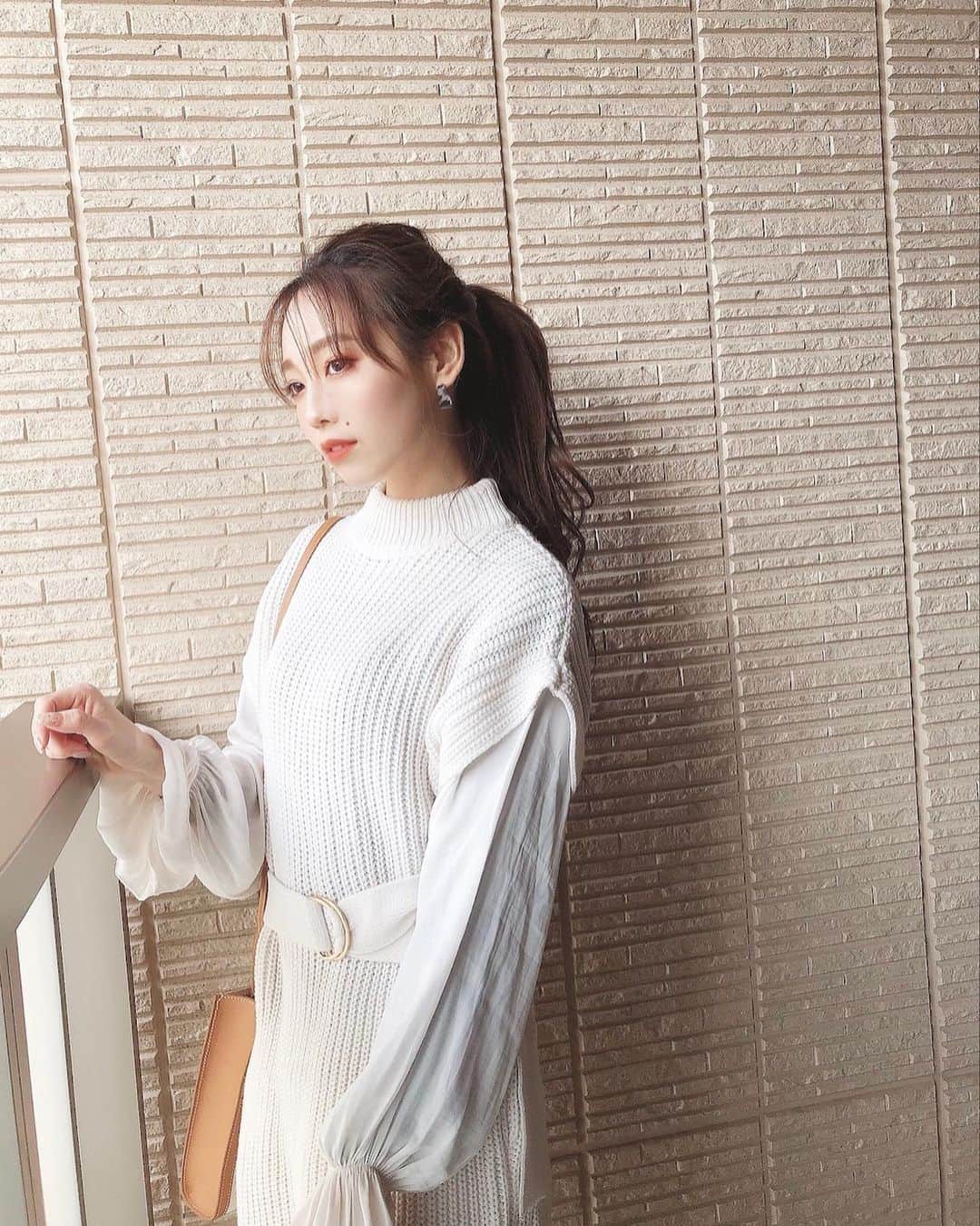 白岩まちこのインスタグラム：「≫≫👗... 𝘤𝘰𝘰𝘳𝘥𝘪𝘯𝘢𝘵𝘦  ㅤㅤㅤㅤㅤㅤㅤㅤㅤㅤㅤㅤㅤㅤㅤㅤㅤㅤㅤㅤㅤㅤㅤㅤㅤㅤㅤㅤㅤㅤㅤㅤㅤㅤㅤ 𝘤𝘰𝘰𝘳𝘥𝘪𝘯𝘢𝘵𝘦...🦊🍁 ㅤㅤㅤㅤㅤㅤㅤㅤㅤㅤㅤㅤㅤ ㅤㅤㅤㅤㅤㅤㅤㅤㅤㅤㅤㅤㅤ  𝘰𝘯𝘦-𝘱𝘪𝘦𝘤𝘦  @grl_official 𝘣𝘰𝘰𝘵𝘴　  @rienda_official 𝘱𝘪𝘦𝘳𝘤𝘦  @queen.lupis 𝘣𝘢𝘨　　  @celine  ㅤㅤㅤㅤㅤㅤㅤㅤㅤㅤㅤㅤㅤ ㅤㅤㅤㅤㅤㅤㅤㅤㅤㅤㅤㅤㅤ スリットが入ってるから軽さも出してくれるし、 アーム部分がブラウスになってるドッキングワンピやから春先にも使えるなーって🦢🩰 ㅤㅤㅤㅤㅤㅤㅤㅤㅤㅤㅤㅤㅤ ㅤㅤㅤㅤㅤㅤㅤㅤㅤㅤㅤㅤㅤ ㅤㅤㅤㅤㅤㅤㅤㅤㅤㅤㅤㅤㅤ ㅤㅤㅤㅤㅤㅤㅤㅤㅤㅤㅤㅤㅤ お洋服は春の先取り感があるから、 ピアスはレオパード柄の物にして季節感を調節🐆*·˚ ༘♡  ㅤㅤㅤㅤㅤㅤㅤㅤㅤㅤㅤㅤㅤ  この前のラフコーデとガラッと変わって デートコーデ...🤭❤️  ㅤㅤㅤㅤㅤㅤㅤㅤㅤㅤㅤㅤㅤ ㅤㅤㅤㅤㅤㅤㅤㅤㅤㅤㅤㅤㅤ こんなんどーでしょう🙊✨ ㅤㅤㅤㅤㅤㅤㅤㅤㅤㅤㅤㅤㅤ ㅤㅤㅤㅤㅤㅤㅤㅤㅤㅤㅤㅤㅤ ㅤㅤㅤㅤㅤㅤㅤㅤㅤㅤㅤㅤㅤ  そしてお正月で確実にムチムチした フェイスラインをシュッとさせたくて...🥺💫  ㅤㅤㅤㅤㅤㅤㅤㅤㅤㅤㅤㅤㅤ  行ってまいりました 【注射じゃない脂肪溶解💉🙅🏻‍♀️】へ。ㅤㅤㅤㅤㅤㅤㅤㅤㅤㅤㅤㅤ ㅤㅤㅤㅤㅤㅤㅤㅤㅤㅤㅤㅤㅤ  🧖🏻‍♀️ @__luna001 ㅤㅤㅤㅤㅤㅤㅤㅤㅤㅤㅤㅤㅤ ㅤㅤㅤㅤㅤㅤㅤㅤㅤㅤㅤㅤㅤ  注射じゃない脂肪溶解で有名なサロンで、 取り扱いサロンが少ないから全国からお客様が来てんの🥺💓 ㅤㅤㅤㅤㅤㅤㅤㅤㅤㅤㅤㅤㅤ  ㅤㅤㅤㅤㅤㅤㅤㅤㅤㅤㅤㅤㅤ ㅤㅤㅤㅤㅤㅤㅤㅤㅤㅤㅤㅤㅤ 施術で使うマシンが実際に医療現場で使われているマシンやから、医療レベルの施術をサロンで受けられる🥺！ ㅤㅤㅤㅤㅤㅤㅤㅤㅤㅤㅤㅤㅤ 　  脂肪溶解液を肌の真皮まで導入させて、 脂肪を溶かしてくれるん🐷✌🏻  ㅤㅤㅤㅤㅤㅤㅤㅤㅤㅤㅤ  痛みも０、ダウンタイムもなし🙅🏻‍♀️‼️  ㅤㅤㅤㅤㅤㅤㅤㅤㅤㅤㅤㅤㅤ  私は今回、顔のお肉を撃退してきた✨ ㅤㅤㅤㅤㅤㅤㅤㅤㅤㅤㅤㅤㅤ ㅤㅤㅤㅤㅤㅤㅤㅤㅤㅤㅤㅤㅤ  マジで一回で即効性があって、 手で触っても、鏡を見ても変化が分かるよ🥺👏🏻 ㅤㅤㅤㅤㅤㅤㅤㅤㅤㅤㅤㅤㅤ ㅤㅤㅤㅤㅤㅤㅤㅤㅤㅤㅤㅤㅤ  周りのモデルちゃん達も通ってるから 信頼度も◎ㅤㅤㅤㅤㅤㅤㅤㅤㅤㅤㅤㅤㅤ  ㅤㅤㅤㅤㅤㅤㅤㅤㅤㅤㅤㅤㅤ  しかも今月は施術後にお年玉くじやってて...  ㅤㅤㅤㅤㅤㅤㅤㅤㅤㅤㅤㅤㅤ ㅤㅤㅤㅤㅤㅤㅤㅤㅤㅤㅤㅤㅤ 私当てちゃいました🤦🏻‍♂️❤️ ㅤㅤㅤㅤㅤㅤㅤㅤㅤㅤㅤㅤㅤ ㅤㅤㅤㅤㅤㅤㅤㅤㅤㅤㅤㅤㅤ ㅤㅤㅤㅤㅤㅤㅤㅤㅤㅤㅤㅤㅤ 化粧水🥺！！ㅤㅤㅤㅤㅤㅤㅤㅤㅤㅤㅤㅤㅤ ㅤㅤㅤㅤㅤㅤㅤㅤㅤㅤㅤㅤㅤ ㅤㅤㅤㅤㅤㅤㅤㅤㅤㅤㅤㅤㅤ しかも現品サイズで笑った😂‼️ ㅤㅤㅤㅤㅤㅤㅤㅤㅤㅤㅤㅤㅤ ㅤㅤㅤㅤㅤㅤㅤㅤㅤㅤㅤㅤㅤ ㅤㅤㅤㅤㅤㅤㅤㅤㅤㅤㅤㅤㅤ 使ってみたらカナリもっちりする化粧水で、 スキンケアはもっちりしっとりしたい私としては最高な化粧水だった...🥺💓 ㅤㅤㅤㅤㅤㅤㅤㅤㅤㅤㅤㅤㅤ ㅤㅤㅤㅤㅤㅤㅤㅤㅤㅤㅤㅤㅤ ㅤㅤㅤㅤㅤㅤㅤㅤㅤㅤㅤㅤㅤ  これ大当たりやと思うけど、 そもそもくじの中にこれ入れるって...絶対元取れてない🙄！ ㅤㅤㅤㅤㅤㅤㅤㅤㅤㅤㅤㅤㅤ ㅤㅤㅤㅤㅤㅤㅤㅤㅤㅤㅤㅤㅤ ㅤㅤㅤㅤㅤㅤㅤㅤㅤㅤㅤㅤㅤ 今、新春キャンペーンでㅤㅤㅤㅤㅤㅤㅤㅤㅤㅤㅤㅤㅤ 【新規のお客様限定】 🌿全施術メニュー回数券　15%off 🌿全物販商品ㅤㅤㅤㅤㅤㅤ  10%offㅤㅤㅤㅤㅤㅤㅤ  ㅤㅤㅤㅤㅤㅤㅤㅤㅤㅤㅤㅤㅤ ㅤㅤㅤㅤㅤㅤㅤㅤㅤㅤㅤㅤㅤ かなりお得になってるから、 前から気になってた子は是非😚✨ㅤㅤㅤㅤㅤㅤㅤㅤㅤㅤㅤㅤㅤ ㅤㅤㅤㅤㅤㅤㅤㅤㅤㅤㅤㅤㅤ  明日はゆにの誕生日🐶❤️そわそわ ㅤㅤㅤㅤㅤㅤㅤㅤㅤㅤㅤㅤㅤ  ㅤㅤㅤㅤㅤㅤㅤㅤㅤㅤㅤㅤㅤ ㅤㅤㅤㅤㅤㅤㅤㅤㅤㅤㅤㅤㅤ ㅤㅤㅤㅤㅤㅤㅤㅤㅤㅤㅤㅤㅤ ㅤㅤㅤㅤㅤㅤㅤㅤㅤㅤㅤㅤㅤ ㅤㅤㅤㅤㅤㅤㅤㅤㅤㅤㅤㅤㅤ #ニットワンピ #grl#グレイル #rienda#riendaアンバサダー #ピアス#ルピス#タイアップ #韓国ファッション#プチプラ#プチプラファッション #デートコーデ #冬コーデ#今日のコーデ #きょコ#冬服#冬ファッション#大人コーデ #今日のコーディネート #ファッションコーデ#大人カジュアル #大人可愛い#大人女子 #脂肪溶解#脂肪溶解注射 #顔痩せ#小顔エステ#小顔 #フェイスライン#リフトアップ」