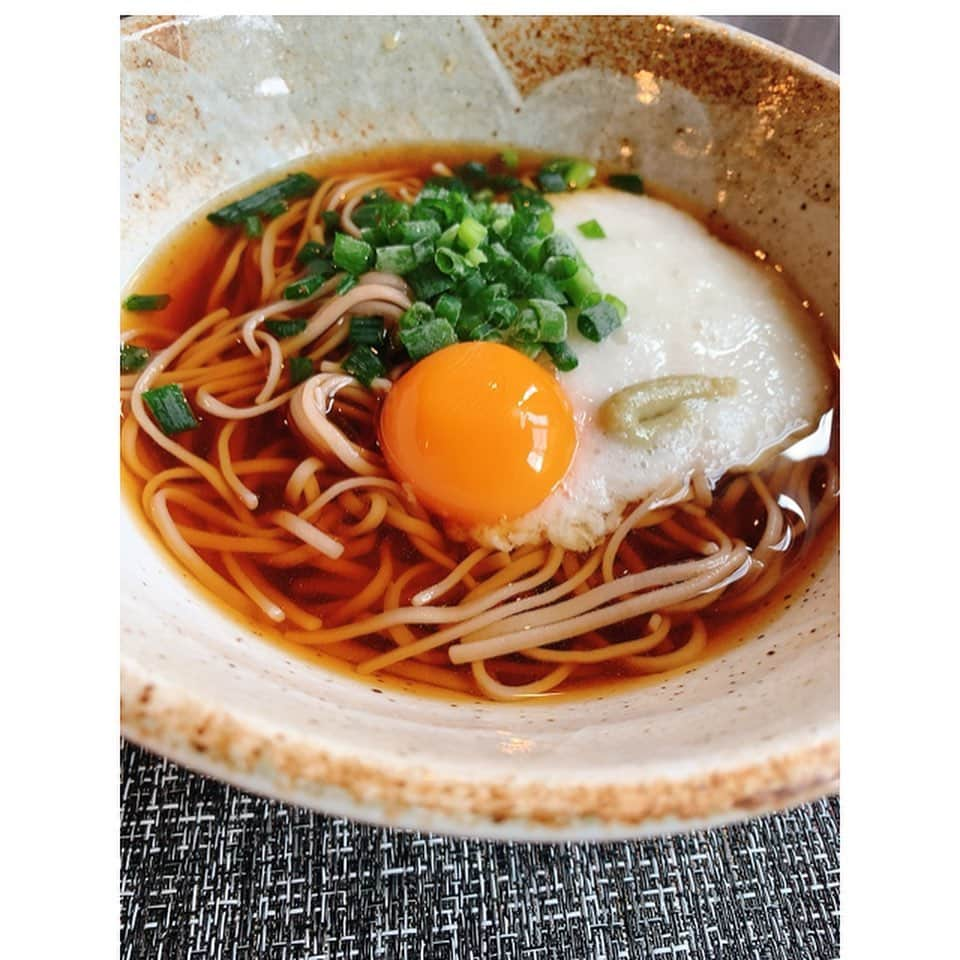 飯田圭織さんのインスタグラム写真 - (飯田圭織Instagram)「こんにちは😃お家ランチは先日お取り寄せしたそば粉100％のお蕎麦でランチ✨わたしの好みの歯応えと麺のつるっと感でとっても美味でした✨ そば湯もどろっどろでとーーっても美味しかったぁ流石そば粉％✨ #こんにちは #ランチ #お家ご飯  #蕎麦好き #お取り寄せ」1月18日 12時26分 - iidakaori.official