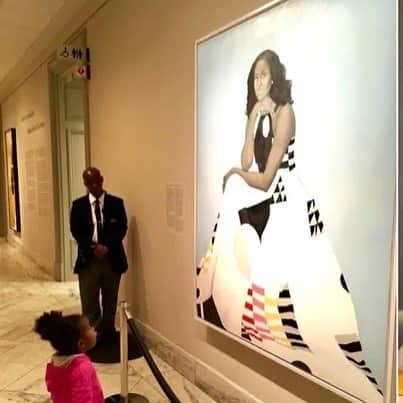 アナリン・マッコードのインスタグラム：「#FLOTUS Happy Birthday to a woman inspiring even the littlest of women to dream! @michelleobama ❤️🤍💙」