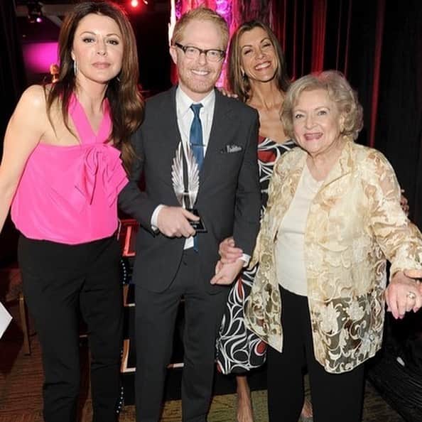 ジェシー・タイラー・ファーガソンのインスタグラム：「Happy birthday @bettymwhite! You are a hero to me in every way and I honestly can not believe I have had the honor of spending time with you. You make 99 look amazing. (I also look really skinny in this picture.)」