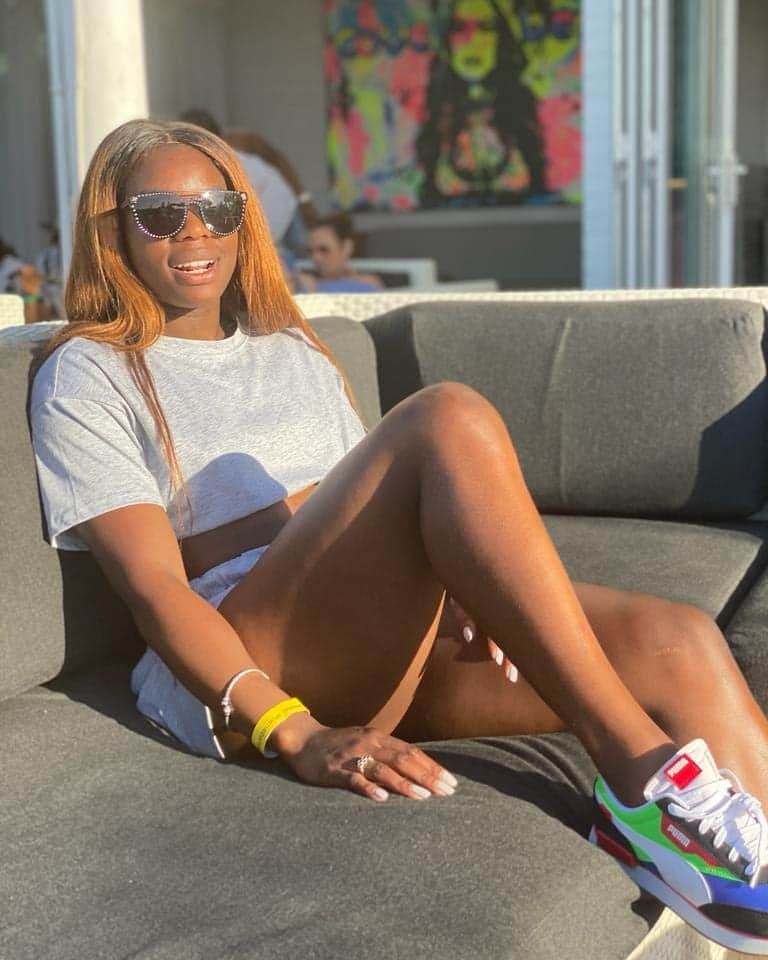 アシャ・フィリップのインスタグラム：「Sun-day 🇦🇪 ☀️⁣ ⁣ ⁣ ⁣ ⁣ #Sunday #RestDay #Chill」