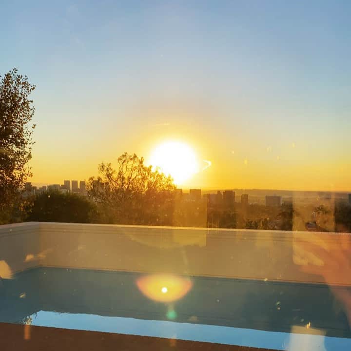 レイチェル・ゾーのインスタグラム：「Sharing 10 seconds of #Sunday #sunrise beauty...wait for the ☀️ burst over the city at the end and have a beautiful day 🙏🏻 🌄 XoRZ」