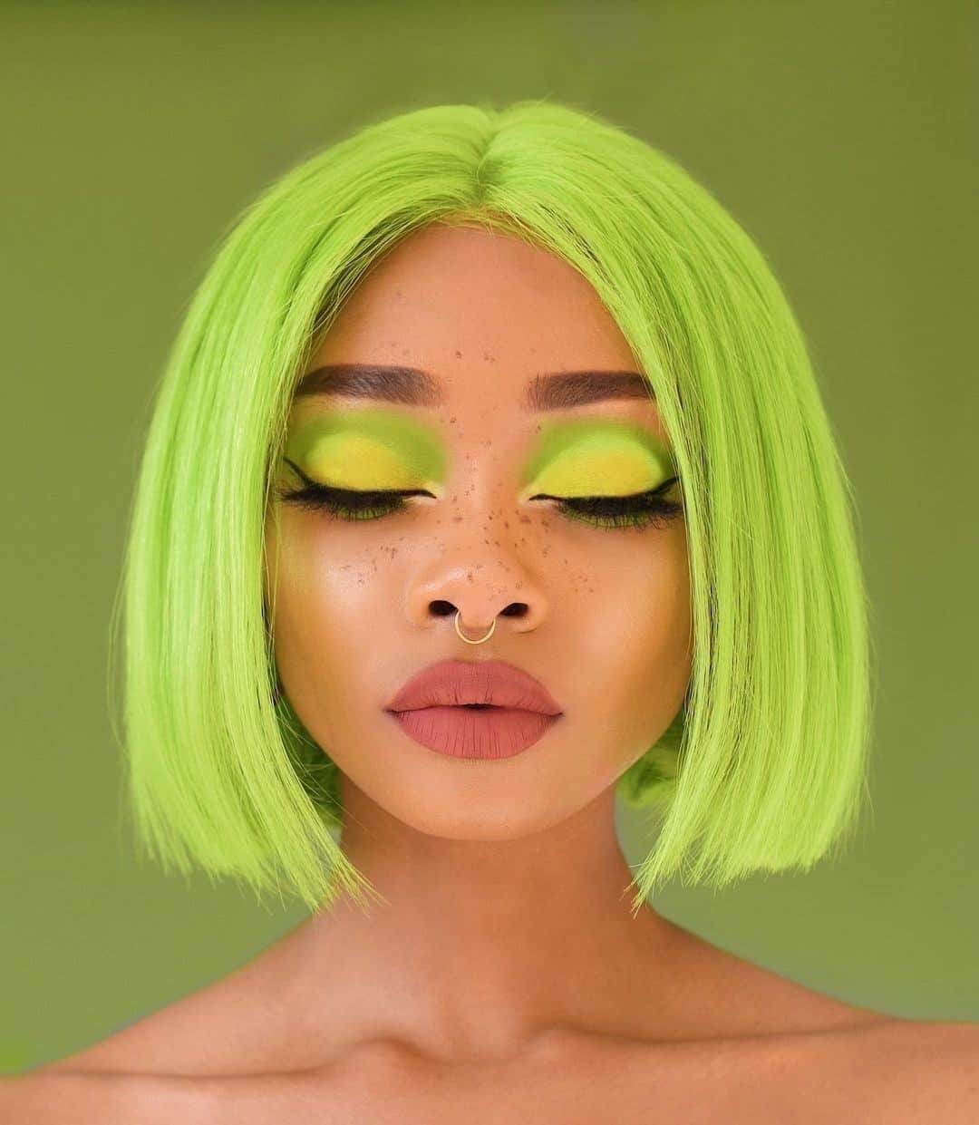 NYX Cosmeticsさんのインスタグラム写真 - (NYX CosmeticsInstagram)「@nyane wears our Born to Glow Radiant Foundation in 'Caramel' + 3 Steps to Sculpt Face Palette as a base for this colorful #MOTD 💚⚡ • #nyxcosmetics #nyxprofessionalmakeup #crueltyfreebeauty」1月18日 3時58分 - nyxcosmetics