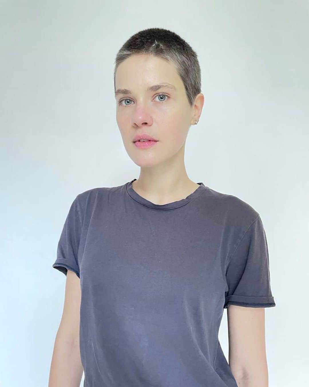 Kris Gottschalkのインスタグラム：「My new old haircut is back. 🤓 Maybe you like it? maybe you don’t? 😄 All I know is that I feel more like myself again... braver, stronger, faster, freer... Strange how a haircut (or rather no hair) can have such an influence on your inner world 🌎  Cheers to being yourself! 🥂  #newbeginnings #neverstopchanging #shavedheadgirl #nohairdontcare #shorthairstyle」